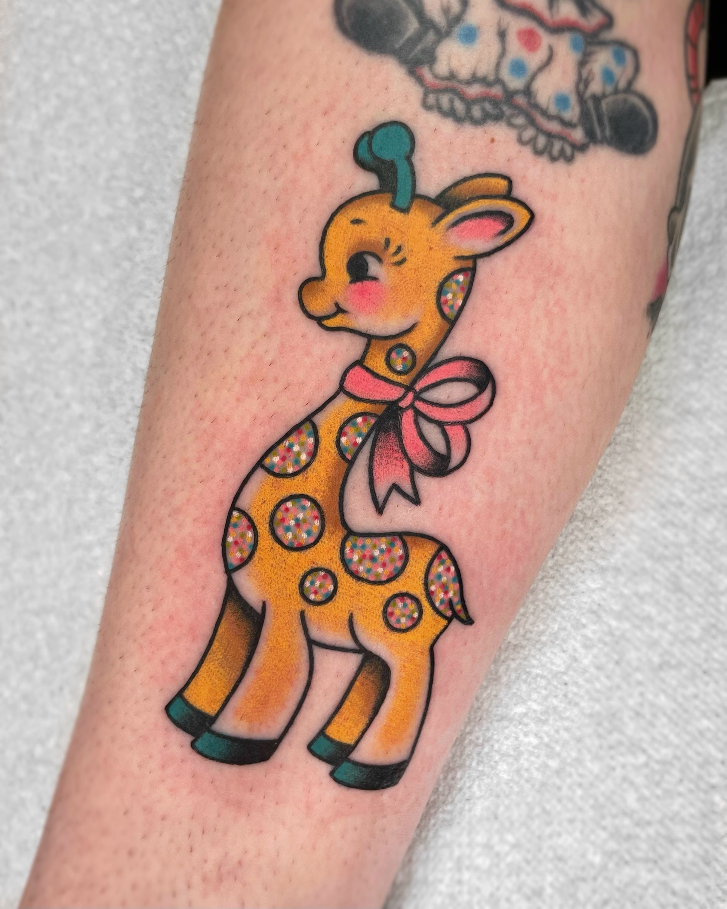 Giraffe American traditional tattoo on the forearm by 𝕬𝖓𝖆𝖇𝖊𝖑𝖑 𝕸𝖔𝖗𝖔