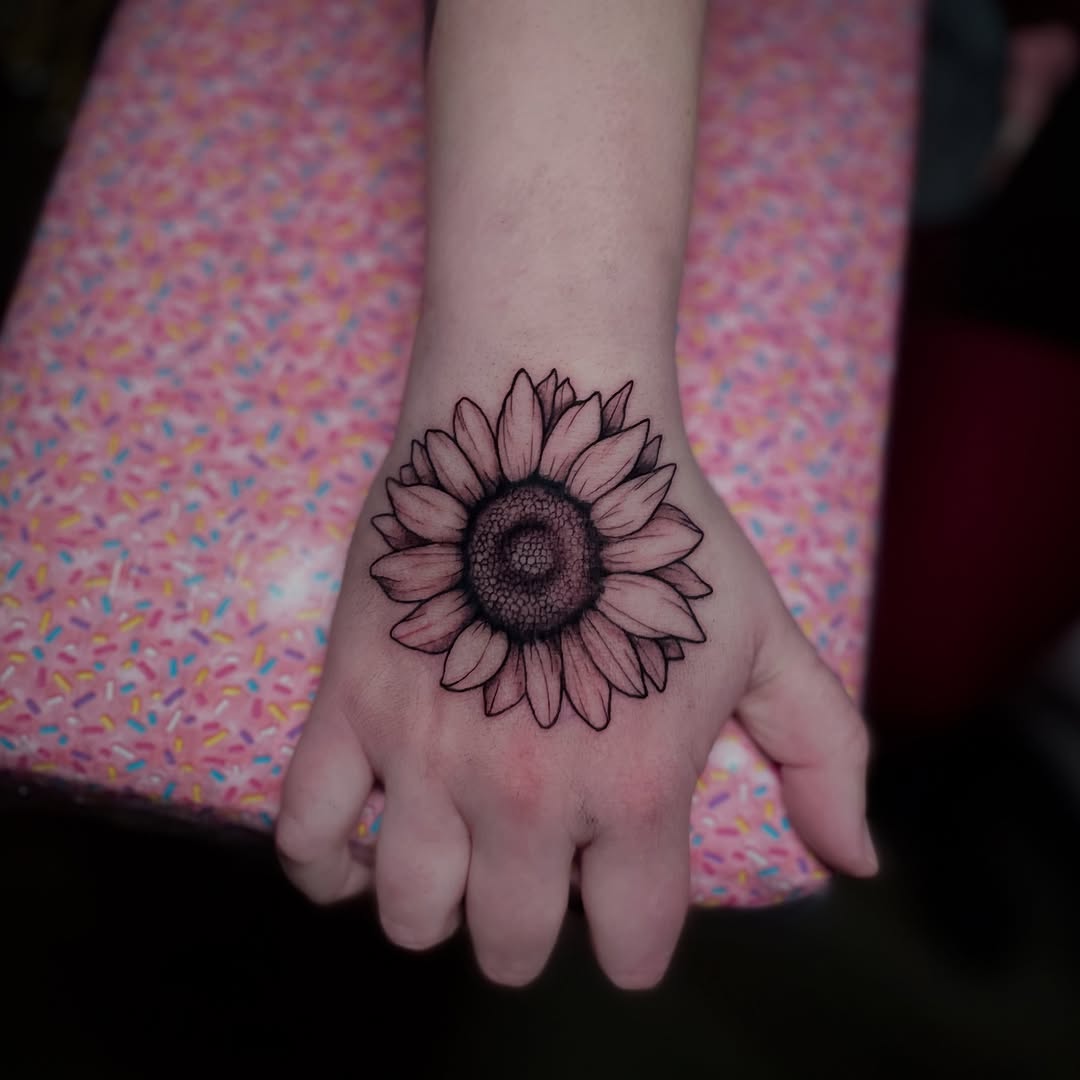 Tattoo by @livcassinelli โ fine_line, black_and_grey