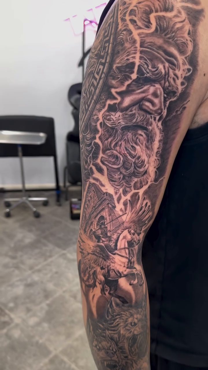 Japanese tattoo on the upper arm by Juan Guzman