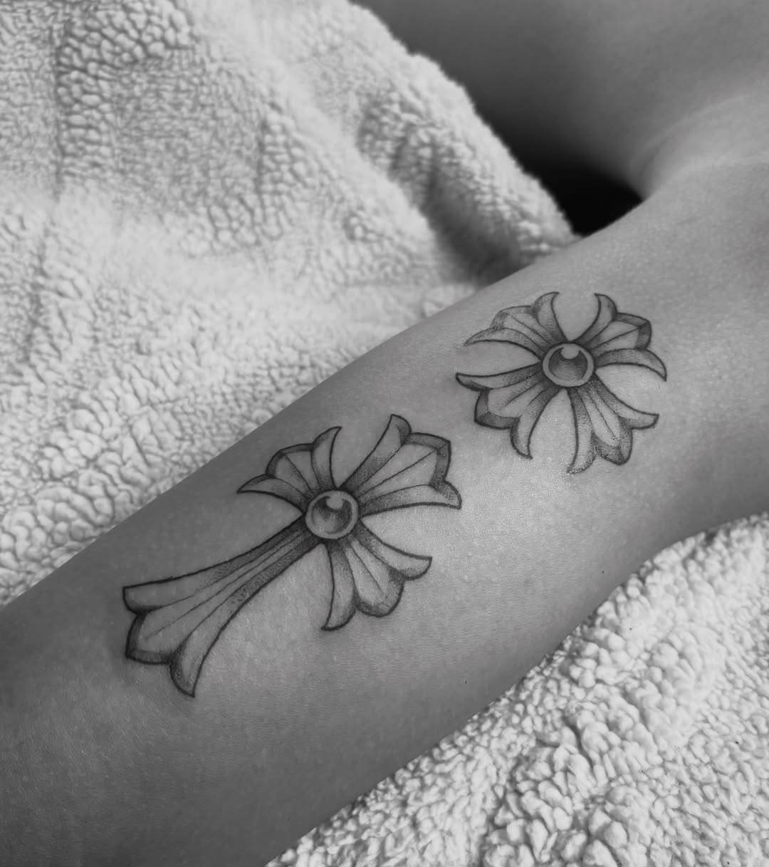 Sunflower black and grey tattoo on the forearm by @secretlinetattoo