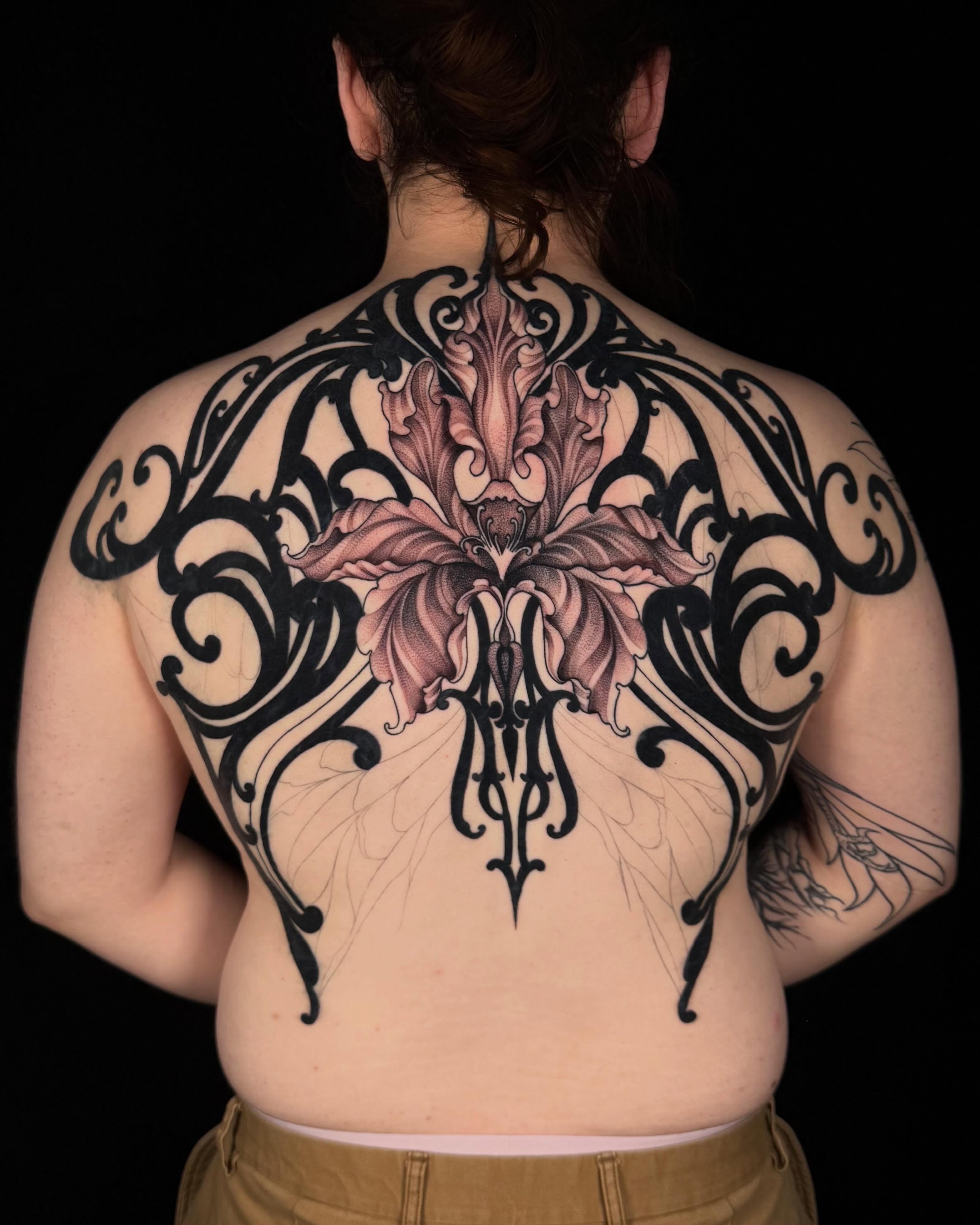 Floral design ornamental tattoo on the back by 𝐊𝐄𝐋𝐒𝐄𝐘 𝐂𝐀𝐑𝐌𝐄𝐋𝐀
