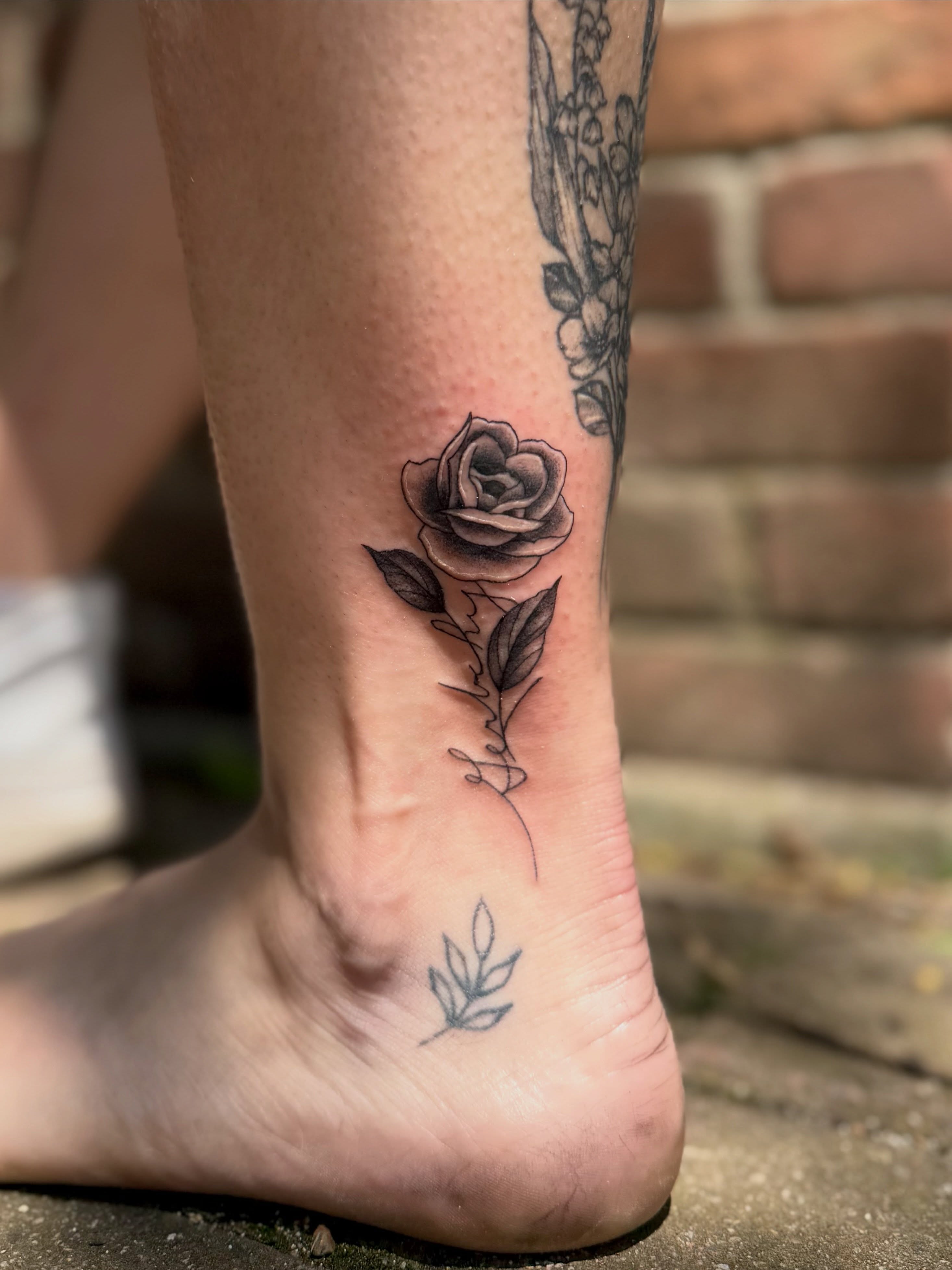 Rose black and grey tattoo on the foot by Nicole Libretti ✶ Tattoo ✶ Hvny