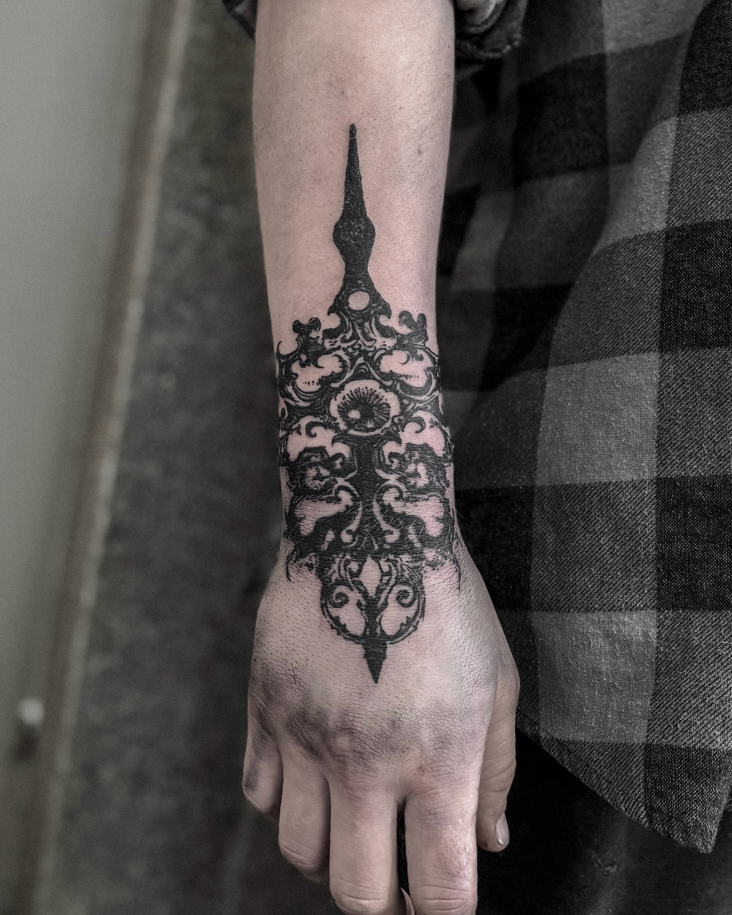 Ornamental design ornamental tattoo on the forearm by ąʑཞąıą ཞąıŋ