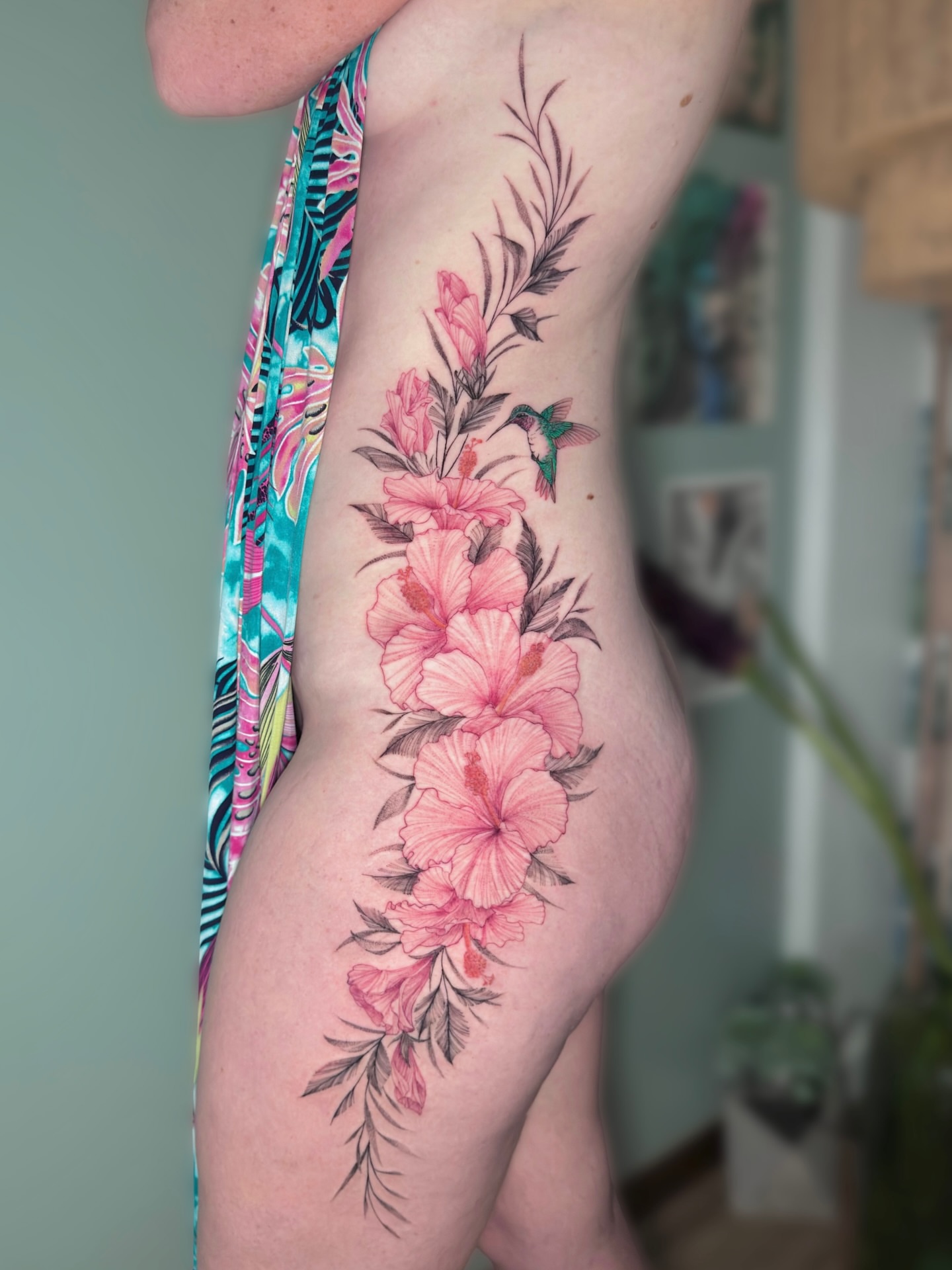 Floral arrangement realism tattoo on the thigh by Lo Boverod - La Passoire  - Tatoueuse -
