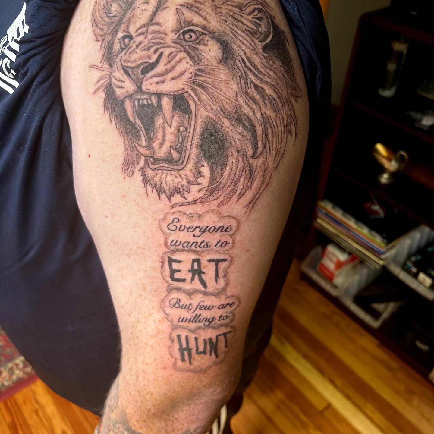Roaring lion realism tattoo on the thigh by @rockinr33d.tattoos