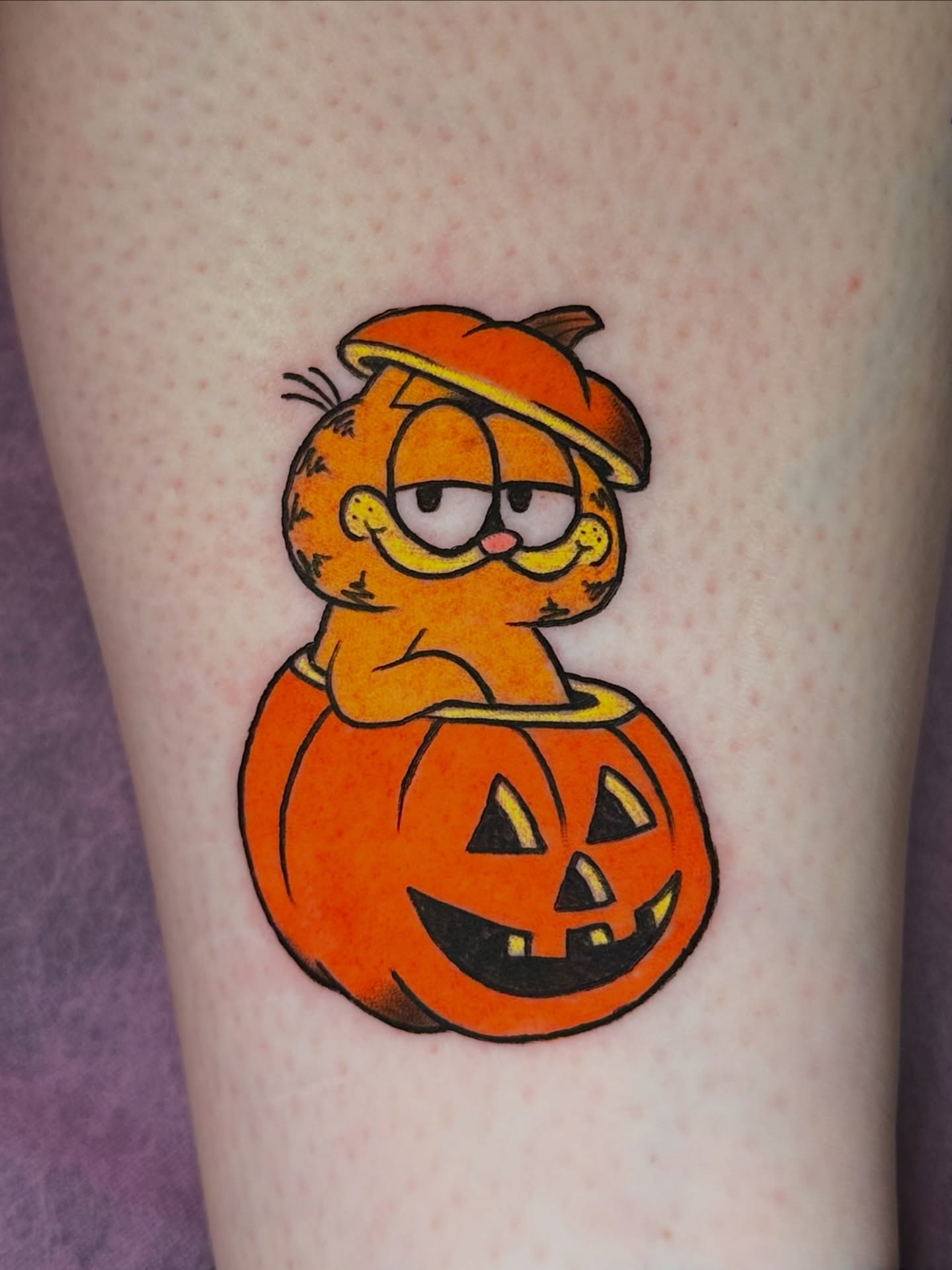 Garfield in pumpkin illustrative tattoo on the thigh by 𝔪𝔞𝔩𝔢𝔯𝔦𝔢 𝔫𝔢𝔳𝔢𝔯𝔪𝔬𝔯𝔢 🐦‍⬛ 𝔫𝔢𝔴 𝔧𝔢𝔯𝔰𝔢𝔶 𝔱𝔞𝔱𝔱𝔬𝔬