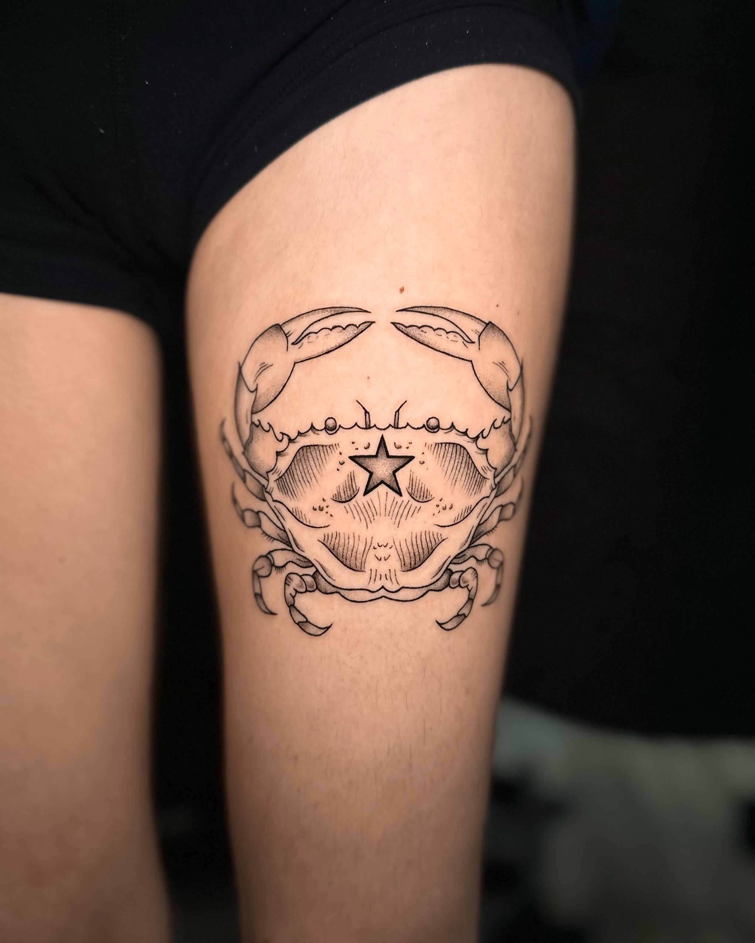 Crab black and grey tattoo on the thigh by Frida Tattooista