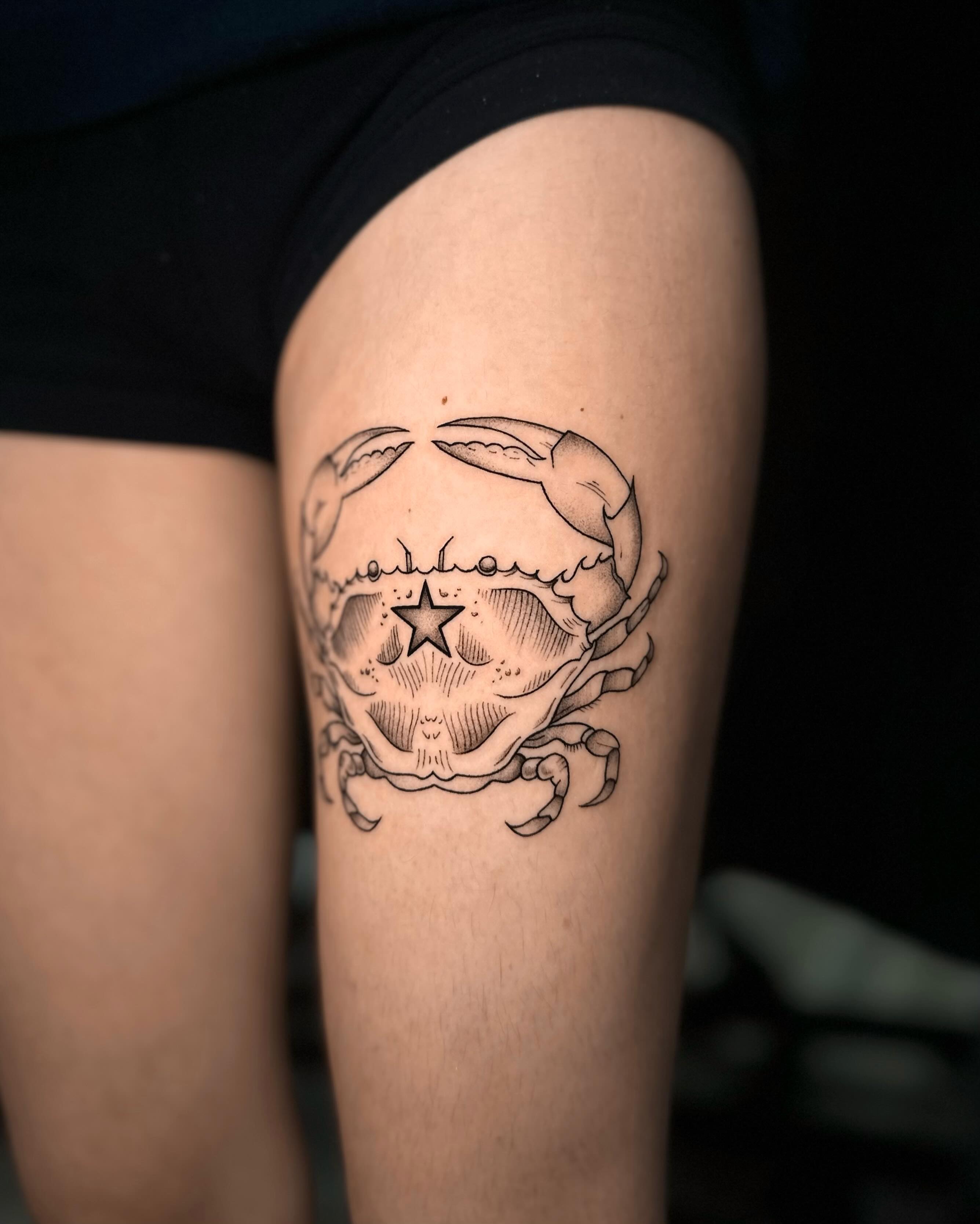 Crab black and grey tattoo on the thigh by Frida Tattooista