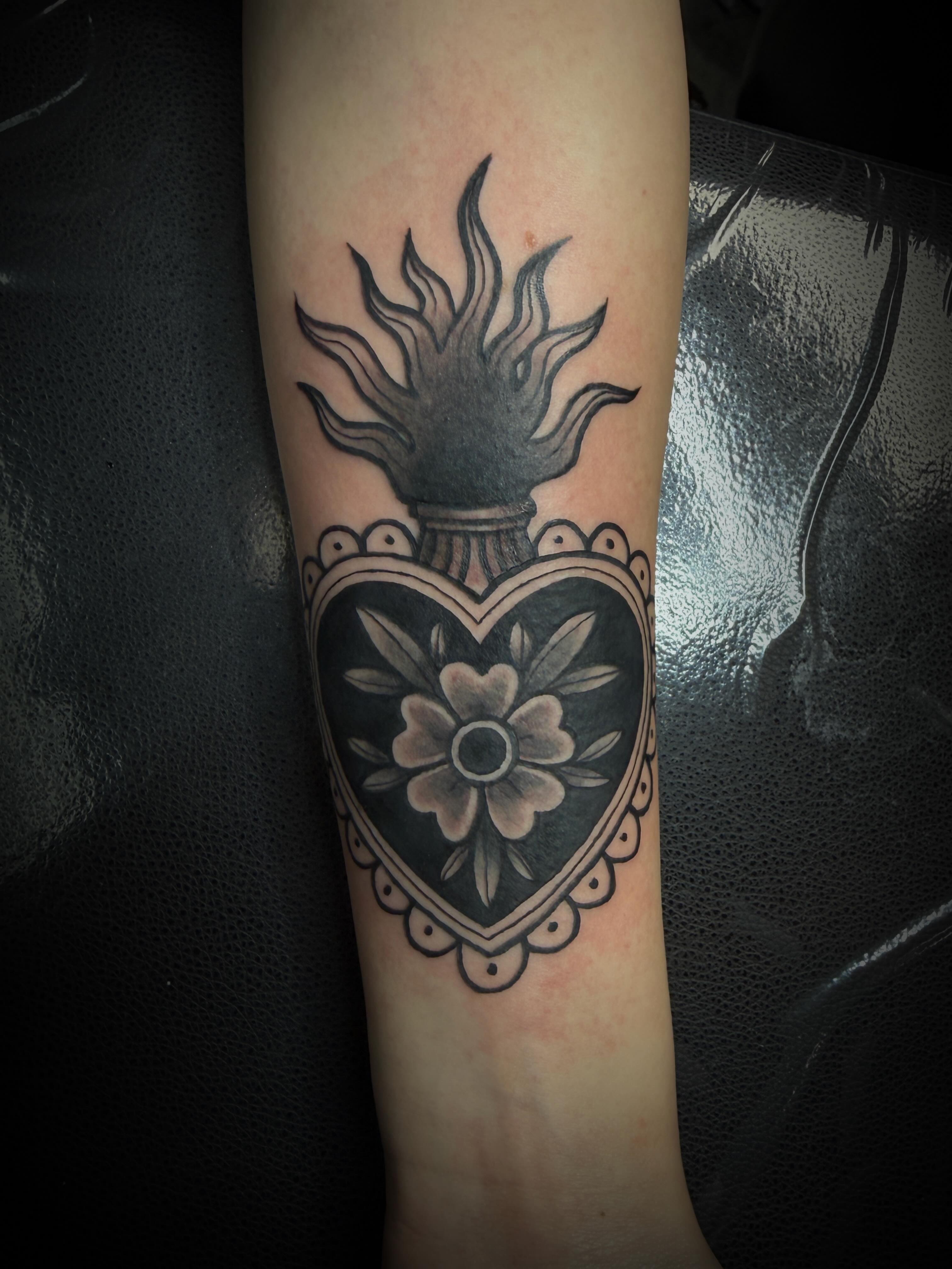 Heart with sunburst American traditional tattoo on the forearm by sᴋᴇᴛᴄʜᴇᴅ