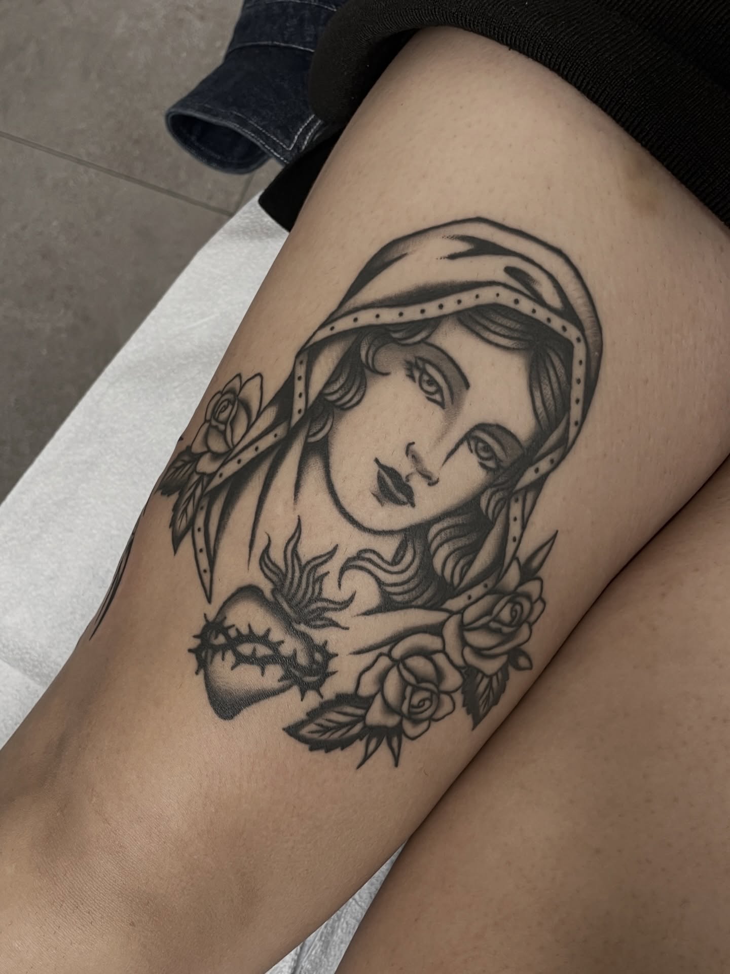 Woman with roses American traditional tattoo on the thigh by Dakota Jenner
