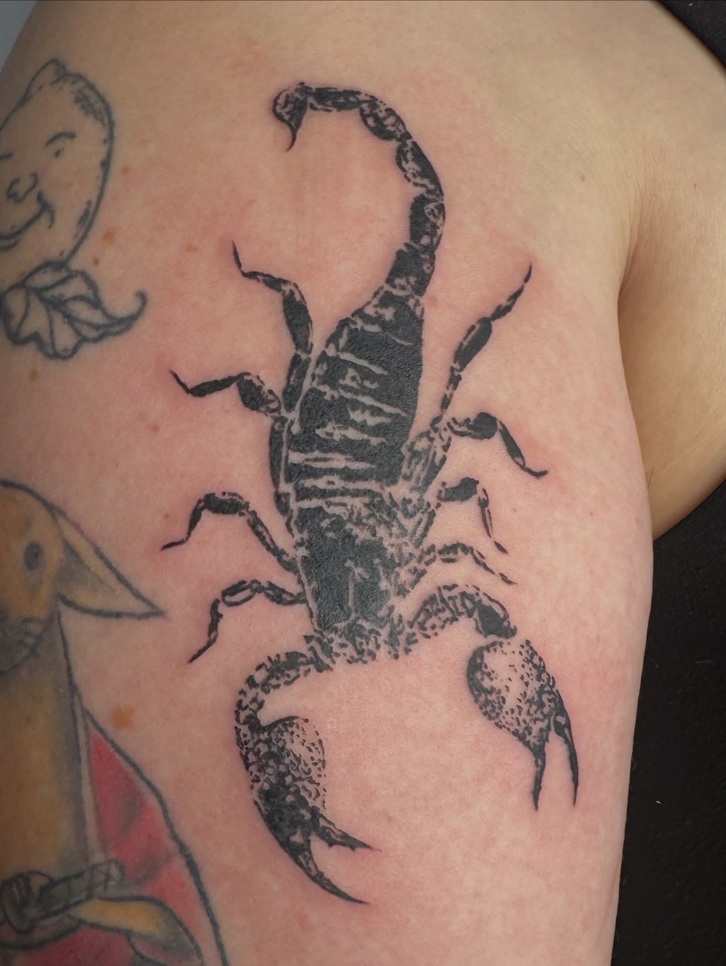Scorpion black and grey tattoo on the upper arm by 𝓡𝓸𝓼𝓮 𝓗𝓪𝔂𝓮𝓼