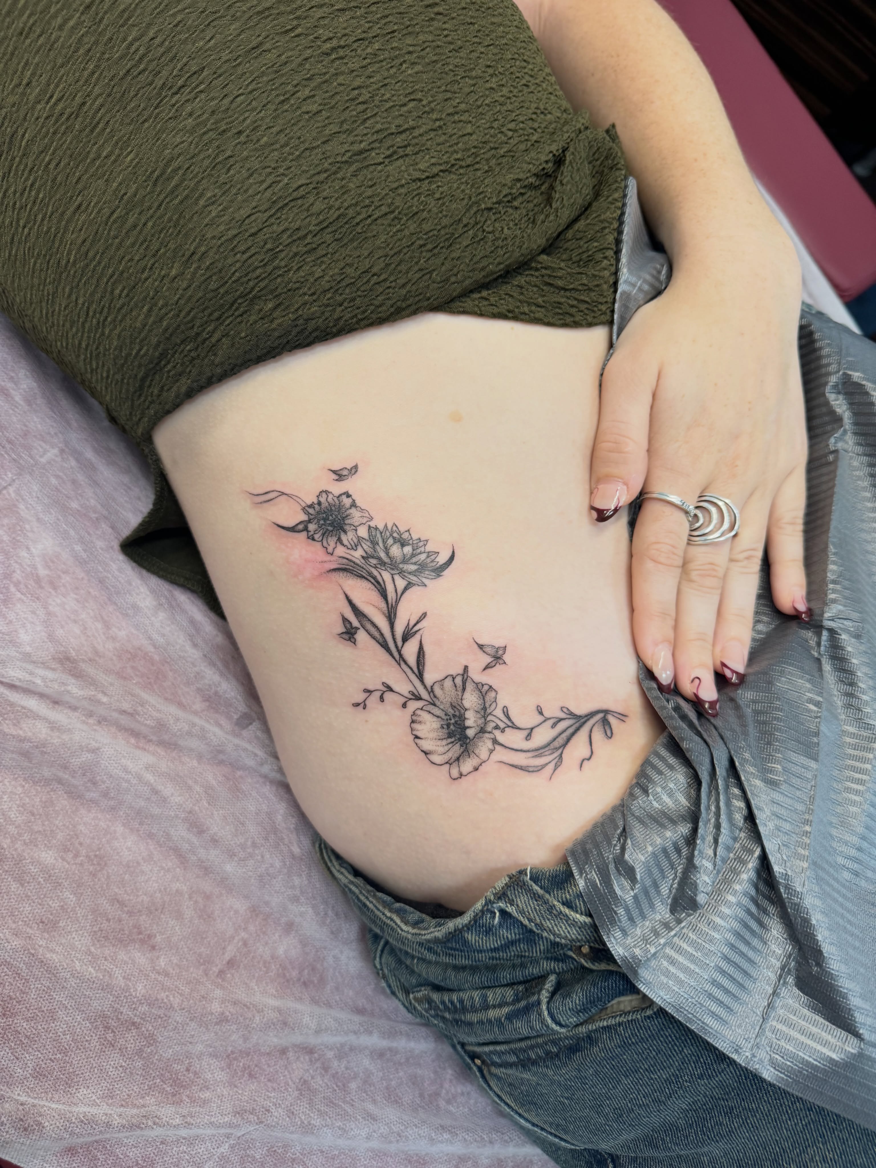 Flowers and vines black and grey tattoo on the ribs by Ava De La Torre