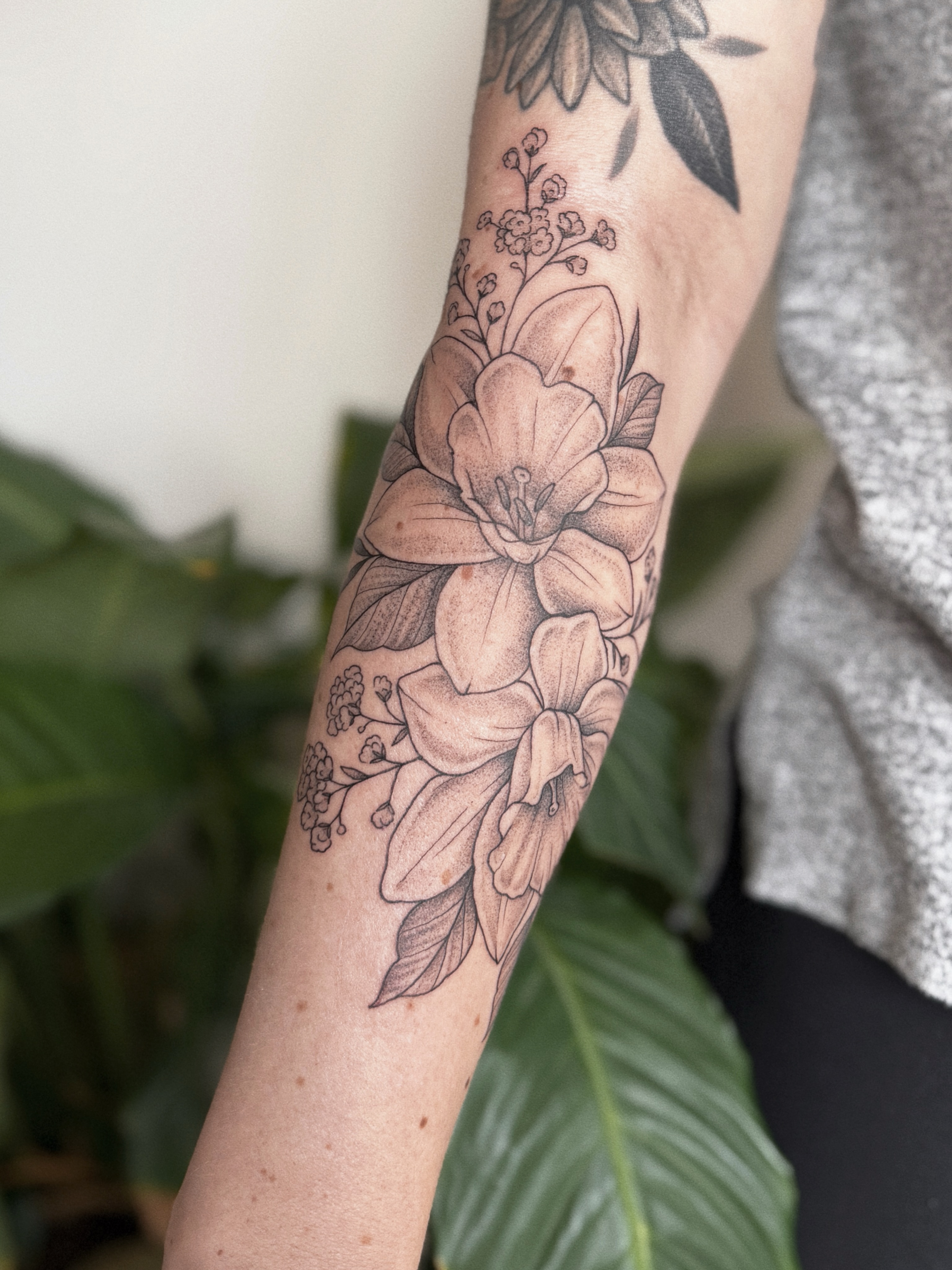 Flowers black and grey tattoo on the forearm by 𝕵𝖊𝖘𝖘𝖎𝖈𝖆 𝕰𝖑 (raleigh tattoo artist)