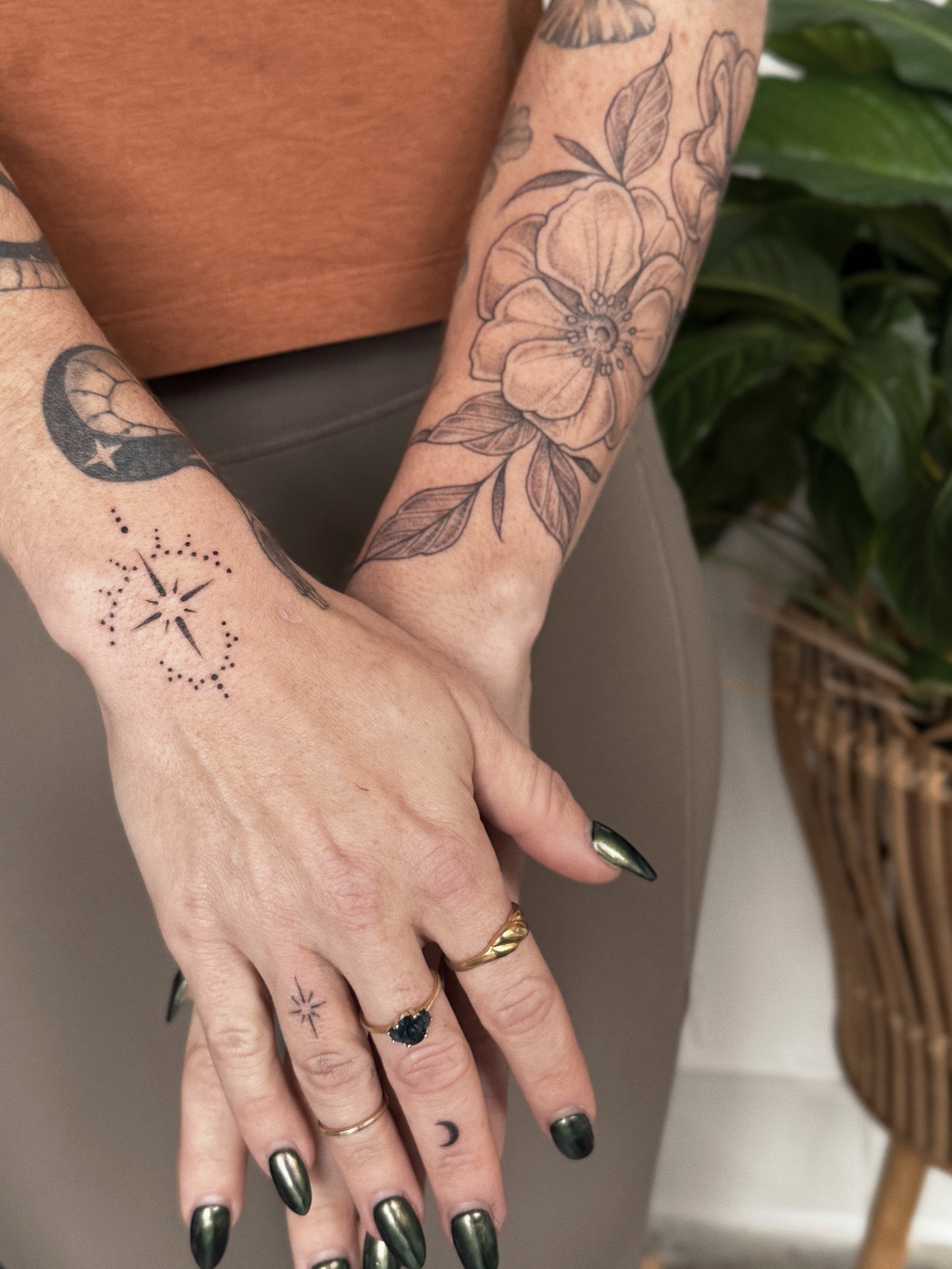 Flower and compass dotwork tattoo on the forearm by 𝕵𝖊𝖘𝖘𝖎𝖈𝖆 𝕰𝖑 (raleigh tattoo artist)