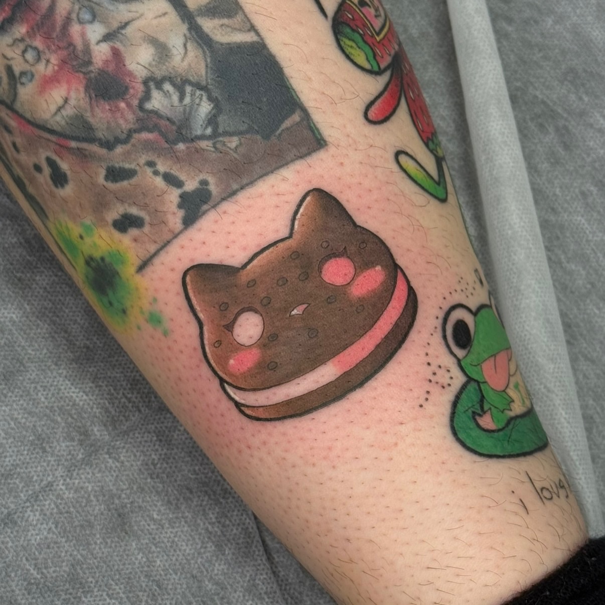 Tattoo by @roselutattoo β dotwork