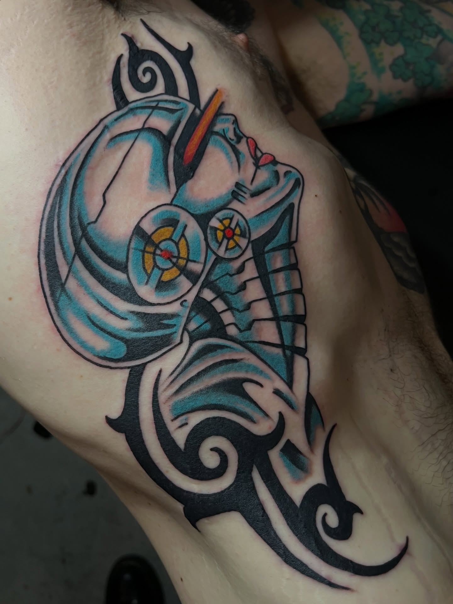 Robotic head American traditional tattoo on the shoulder by ⛓️ L̷i̷n̷n̷e̷a̷⛓️, Las Vegas, Nevada
