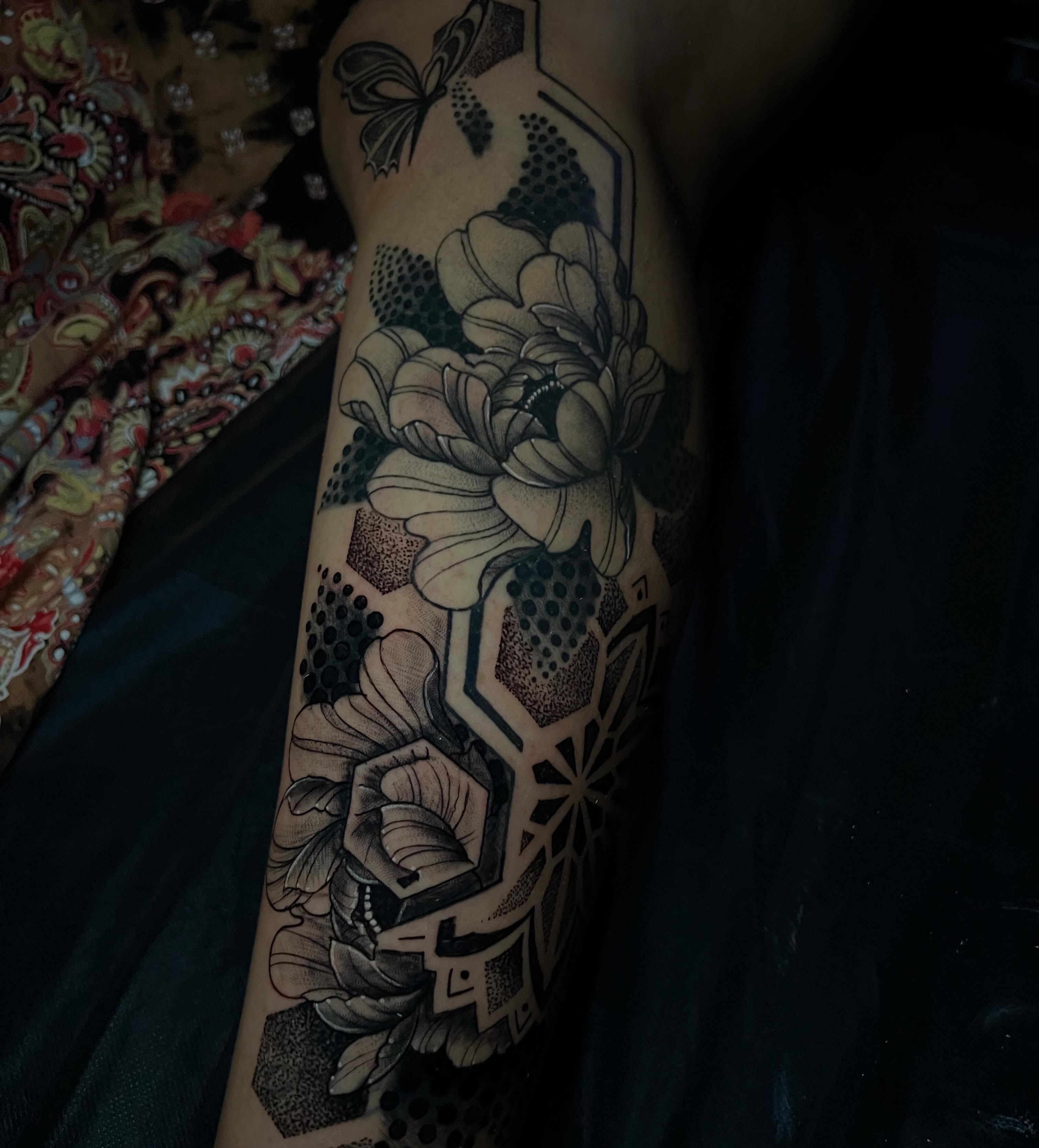 Tattoo by @frankendots — dotwork, geometric