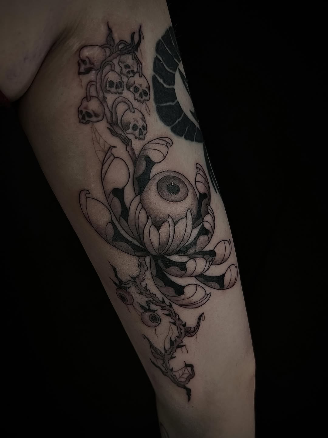 Tattoo by @lexirosetattoo โ black_and_grey, dark_realism
