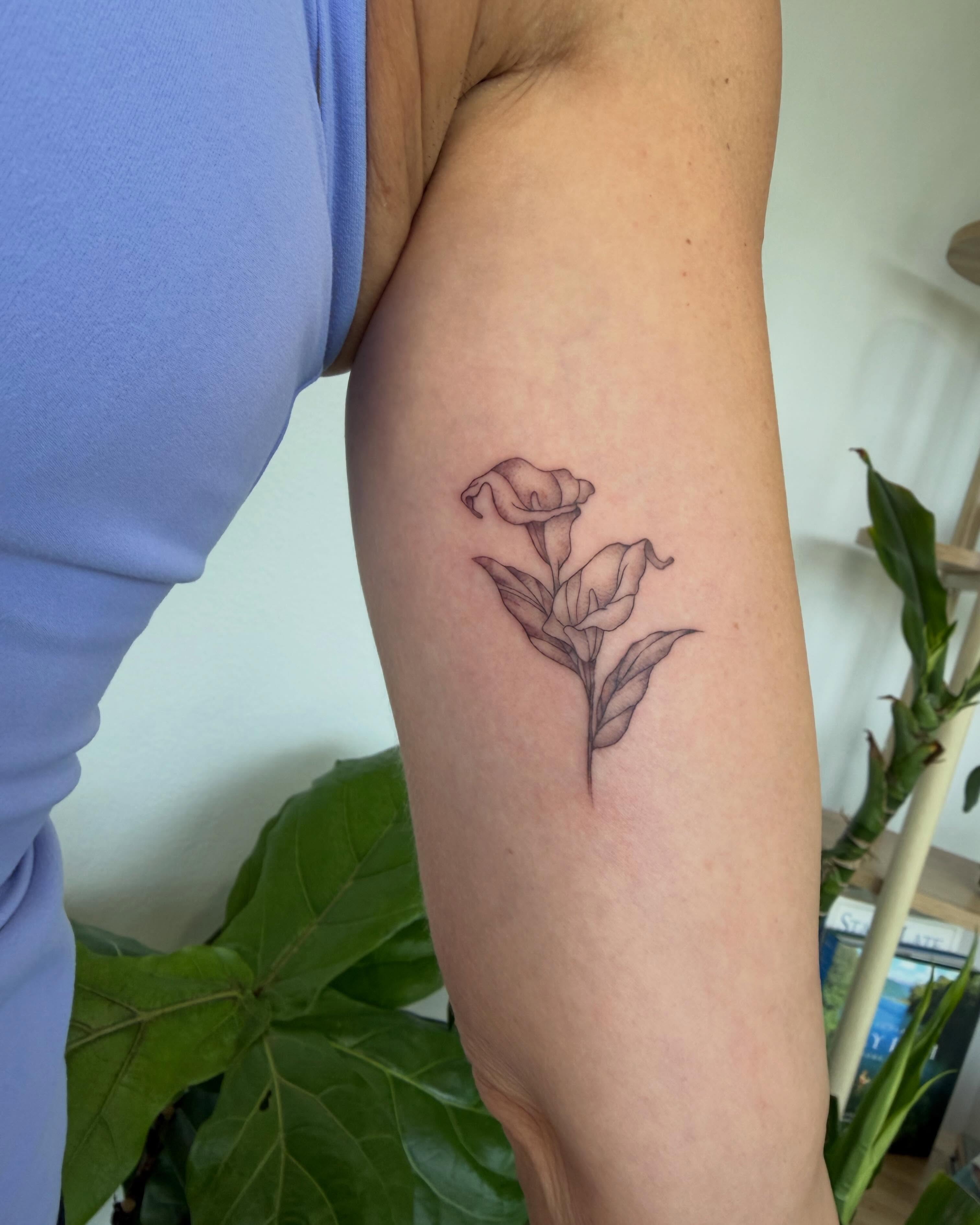 Calla lily black and grey tattoo on the forearm by Priscila - HAWAII TATTOO
