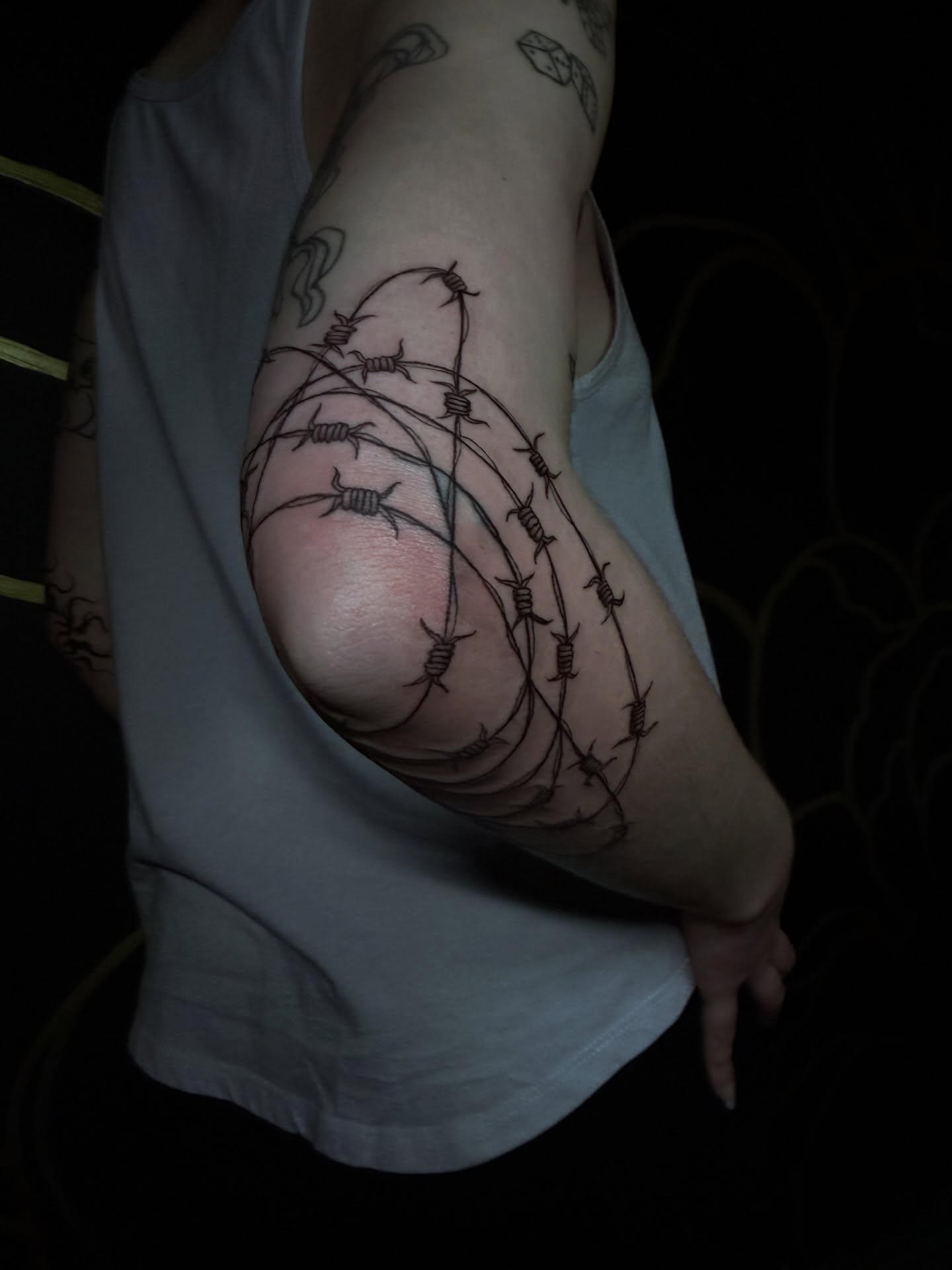 Barbed wire black and grey tattoo on the upper arm by Las Vegas Artist π©π½βπ¨