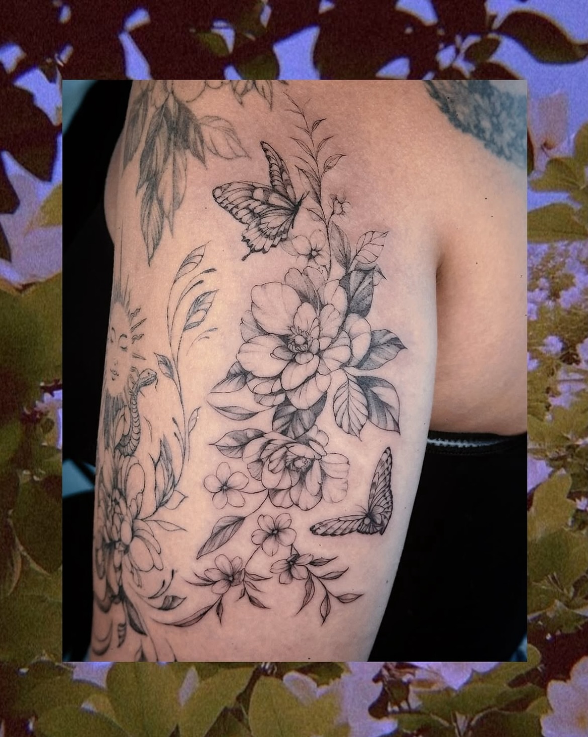 Flowers and butterflies black and grey tattoo on the upper arm by 𝗠𝗶𝗱𝗻𝗶𝗴𝗵𝘁 〰️ 𝕄𝕠𝕠𝕟𝕝𝕚𝕘𝕙𝕥