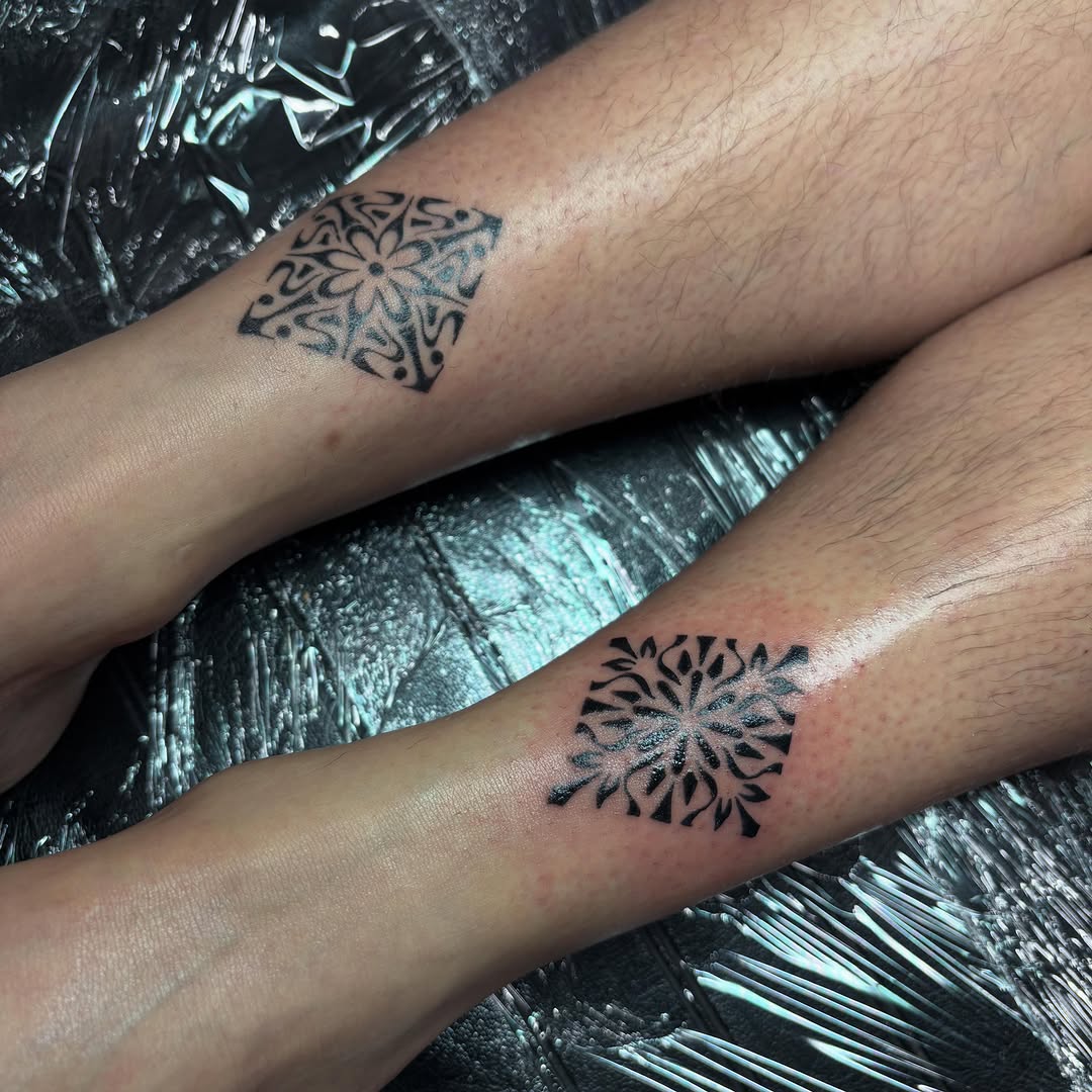 Tattoo by @sawnja.do.tattoos — geometric, blackwork