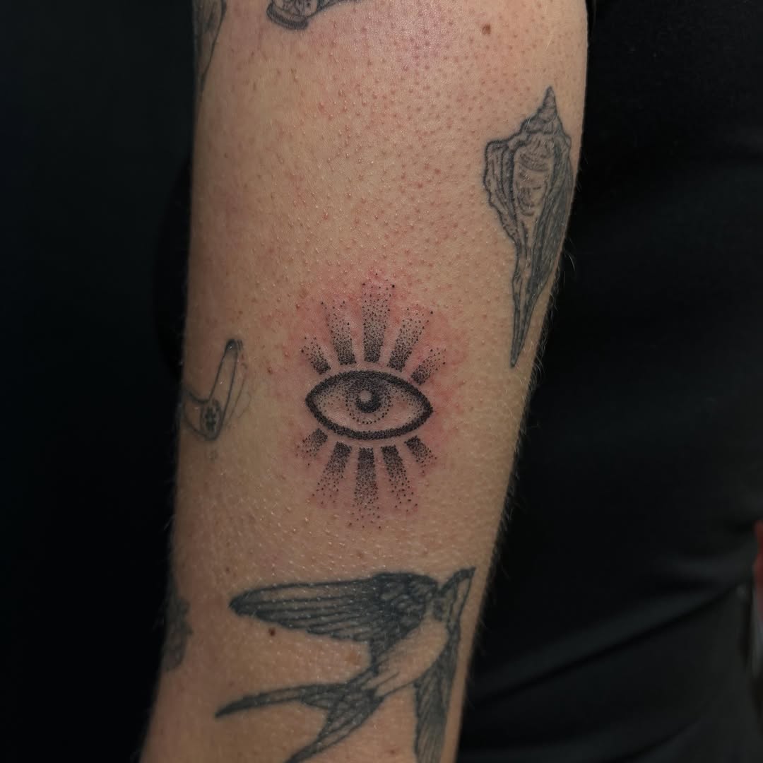 Tattoo by @sawnja.do.tattoos — dotwork, minimalist