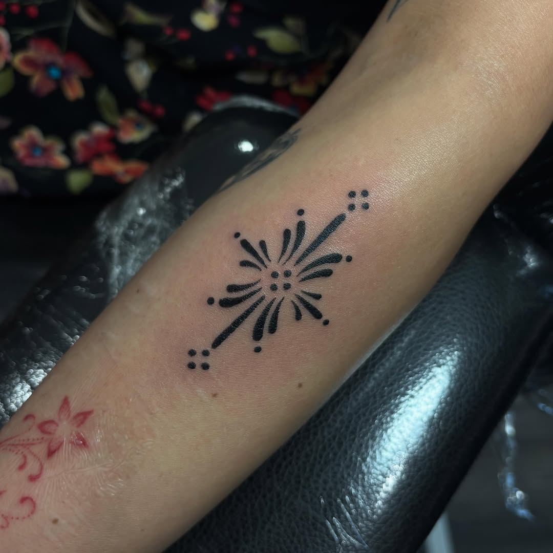 Tattoo by @sawnja.do.tattoos — geometric, dotwork