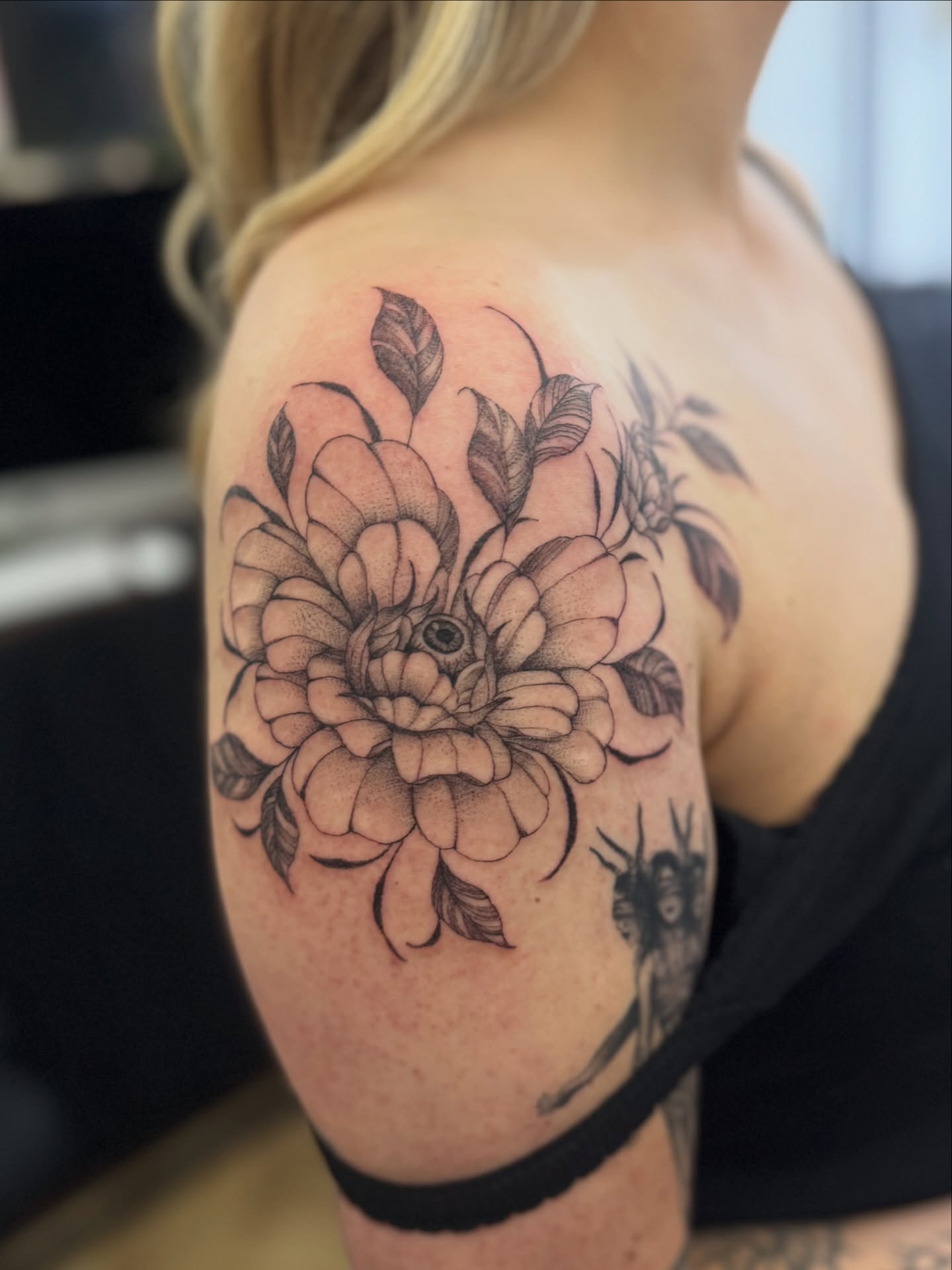 Tattoo by @chloemarietattoo โ black_and_grey