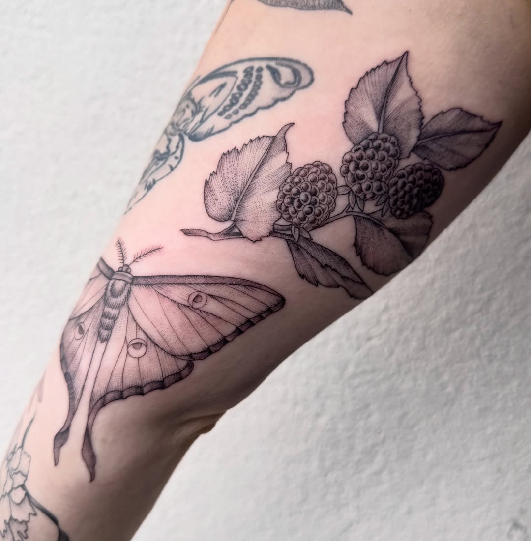 Tattoo by @madisonpaigedavenport — dotwork, realism