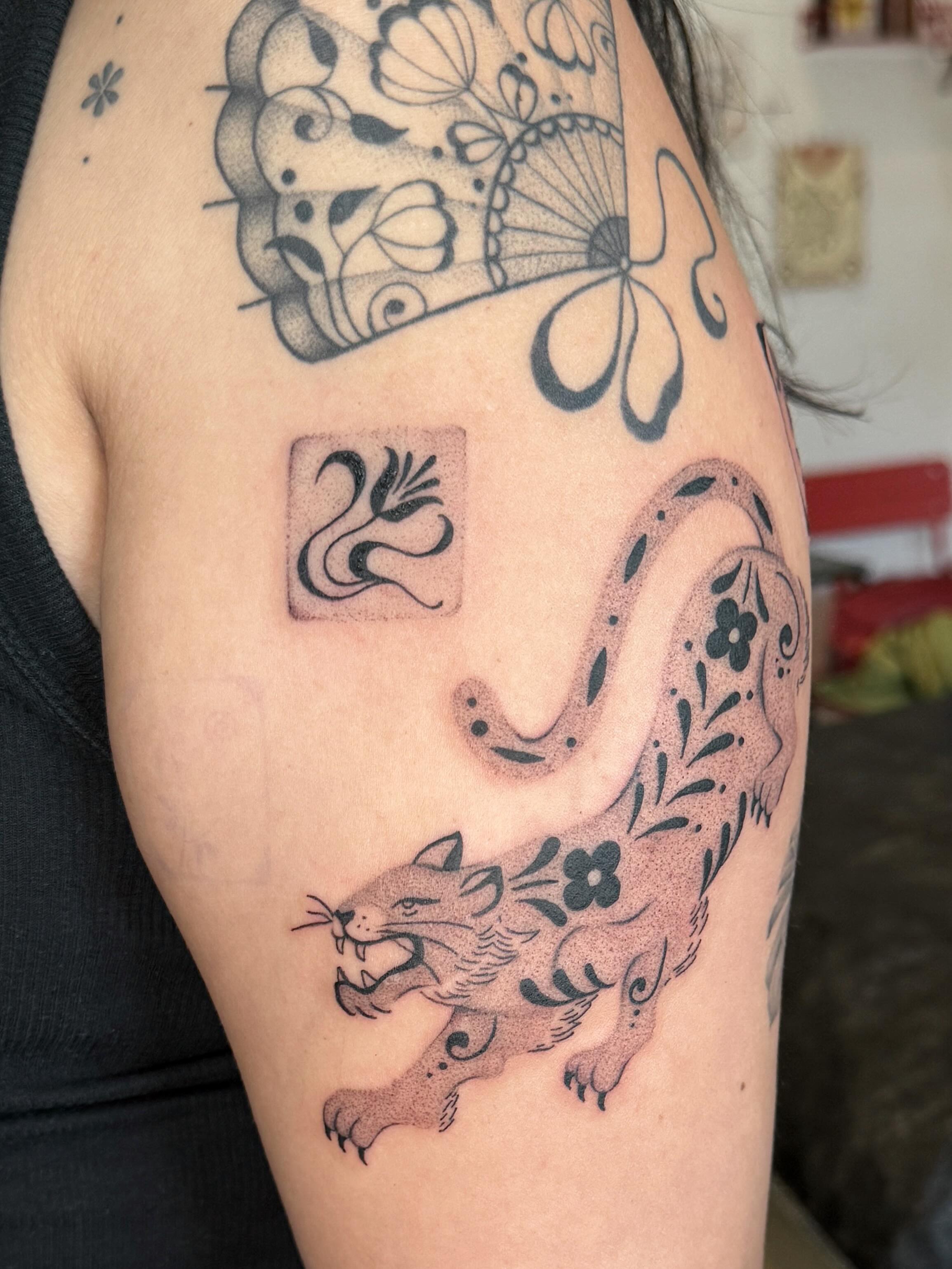 Cat and floral dotwork tattoo on the upper arm by tattoos by miss jackie o 🎱