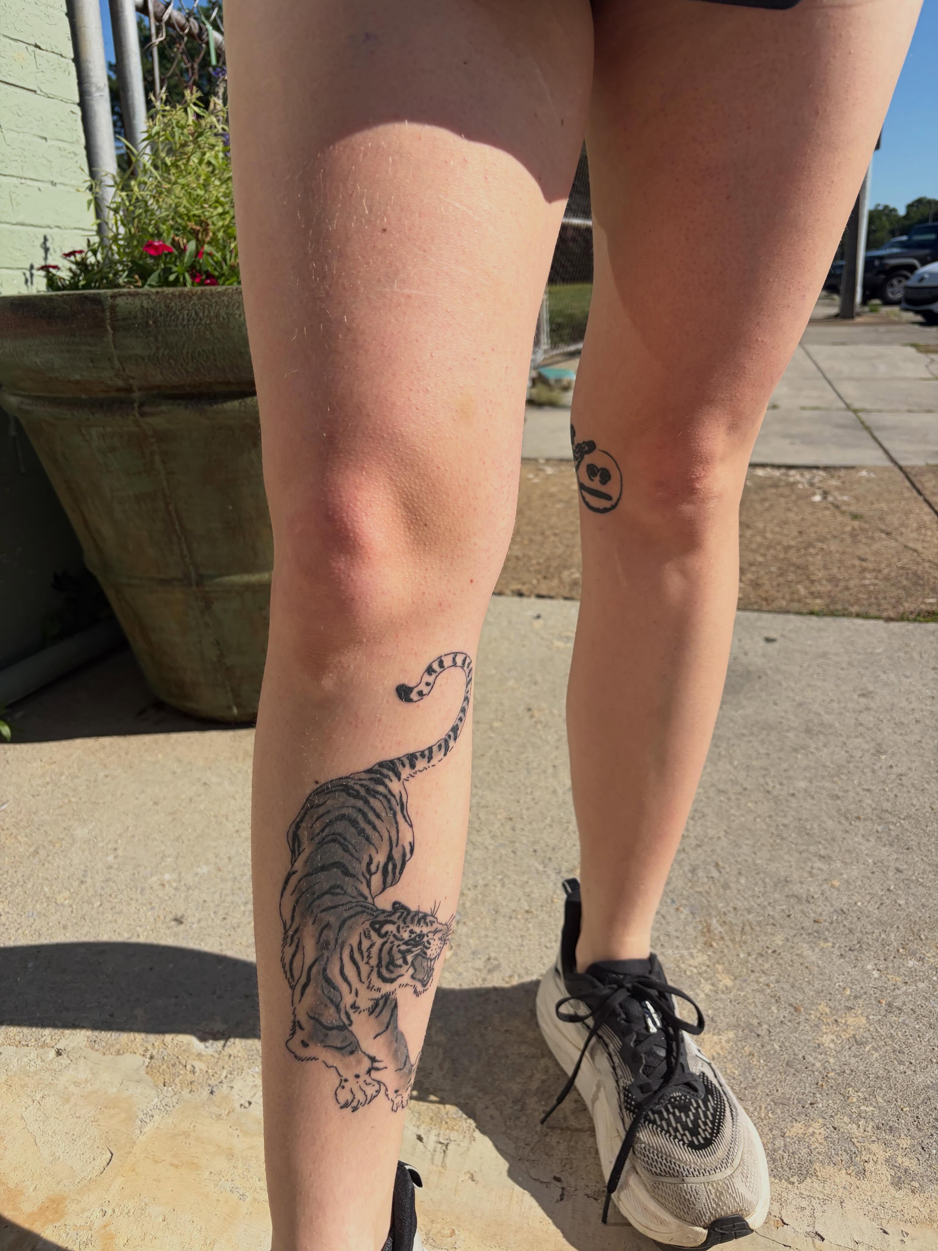 Tiger black and grey tattoo on the leg by neal