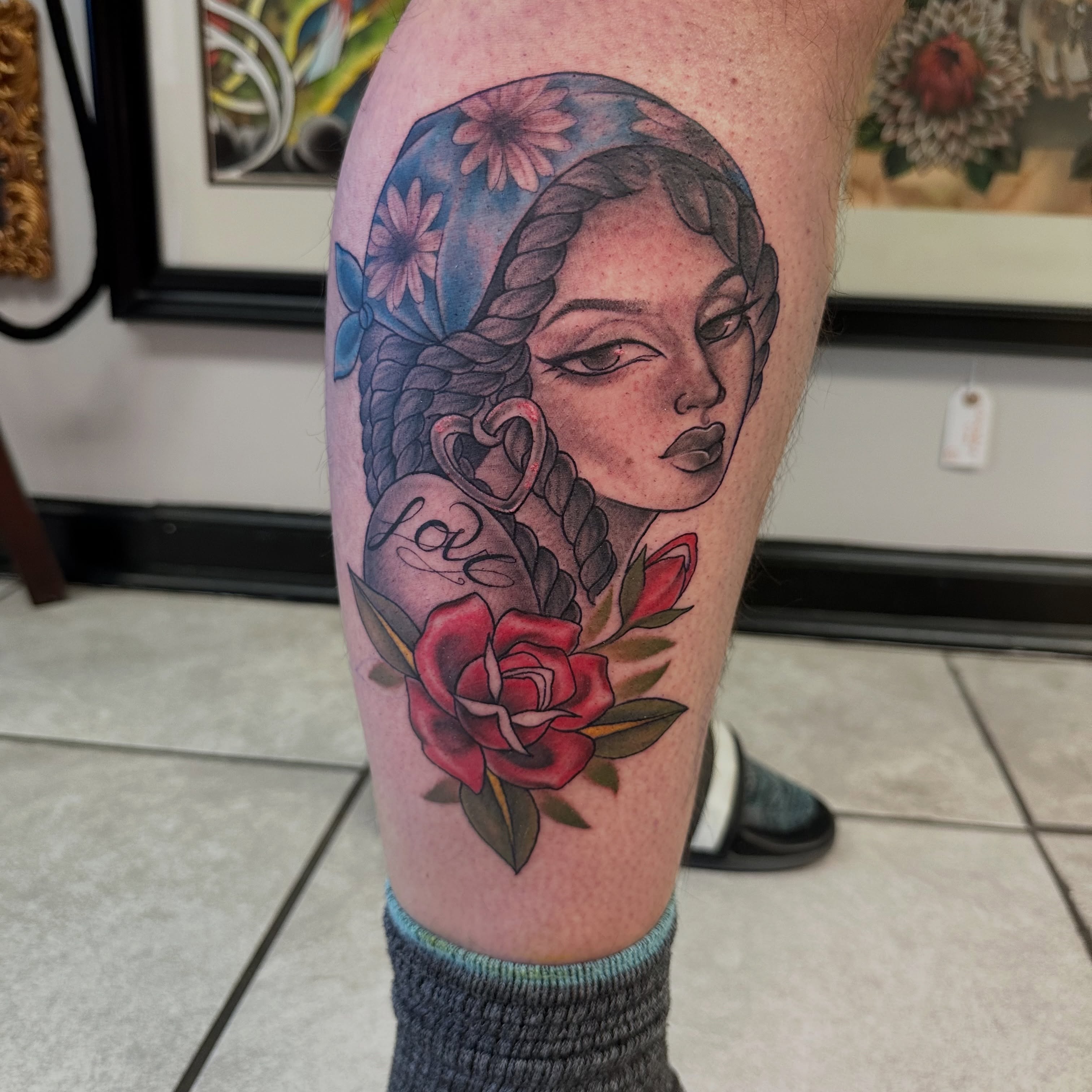 Woman with roses American traditional tattoo on the thigh by Mia Layne 🤎