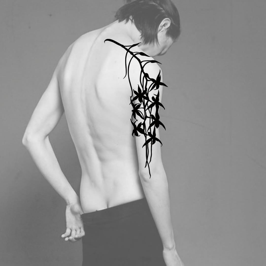 Vine with flowers blackwork tattoo on the back by Anna Soeterboek
