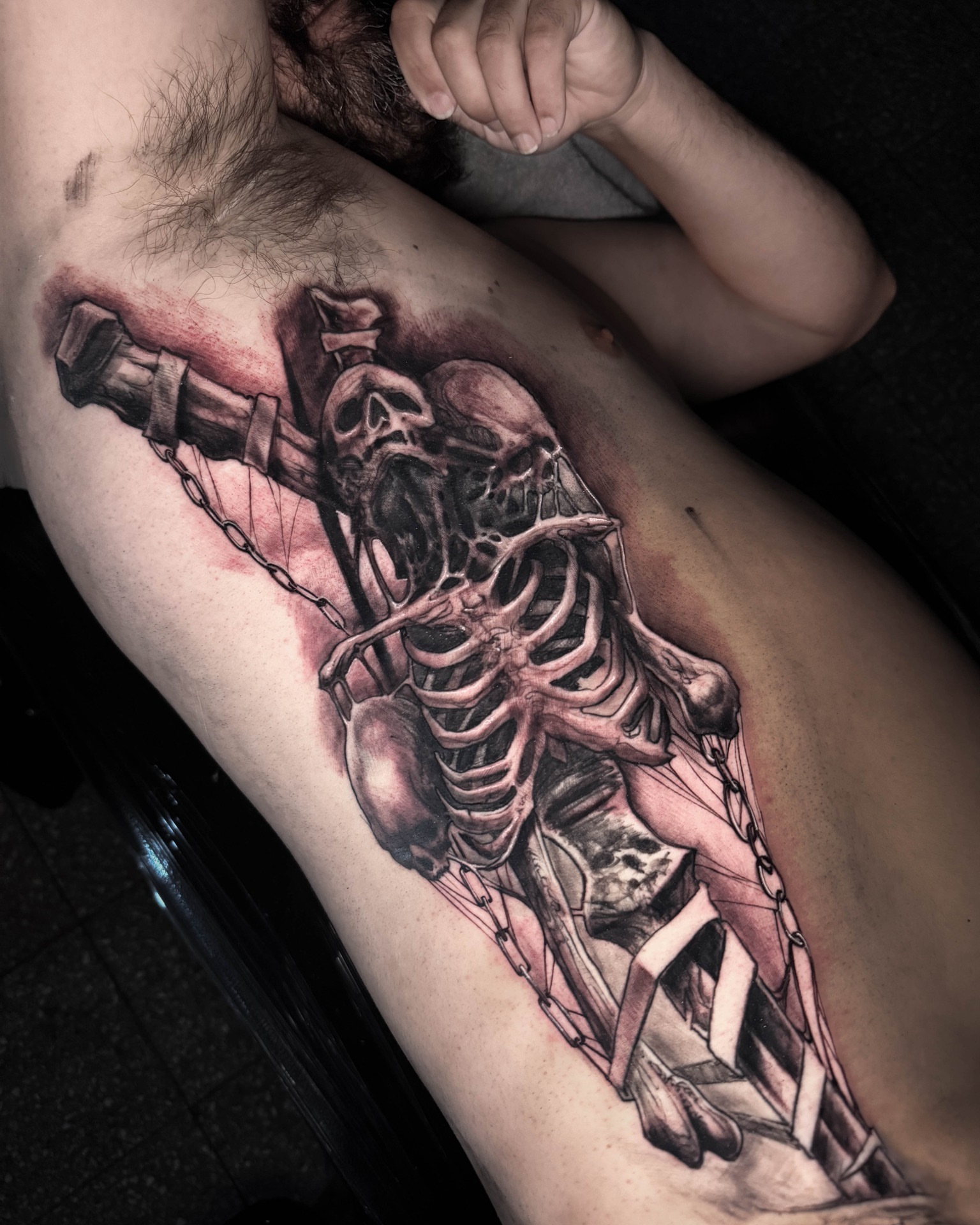 Skeleton realism tattoo on the thigh by Bruno Moretti