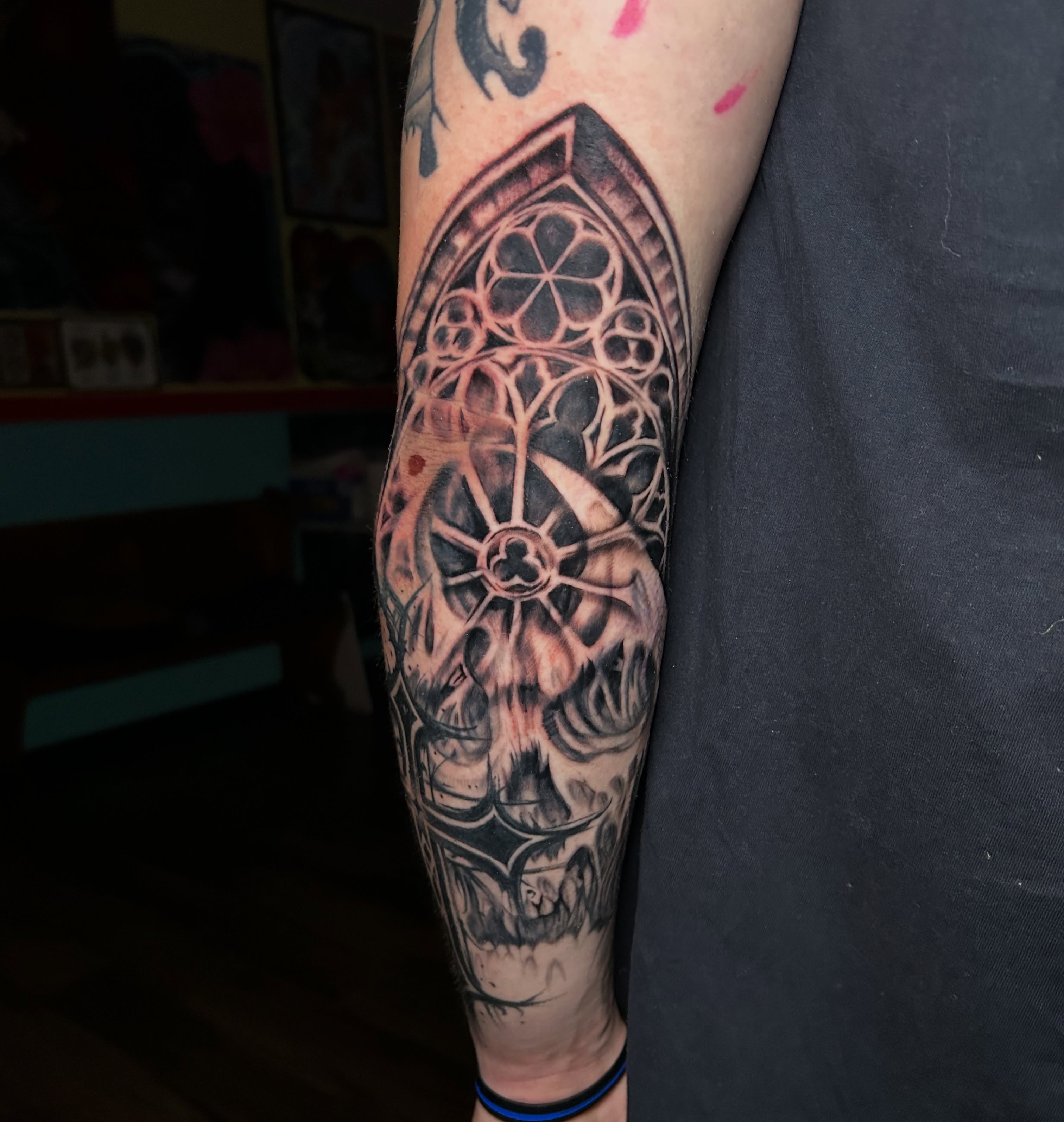 Tattoo by @charlld0 — black_and_grey, geometric