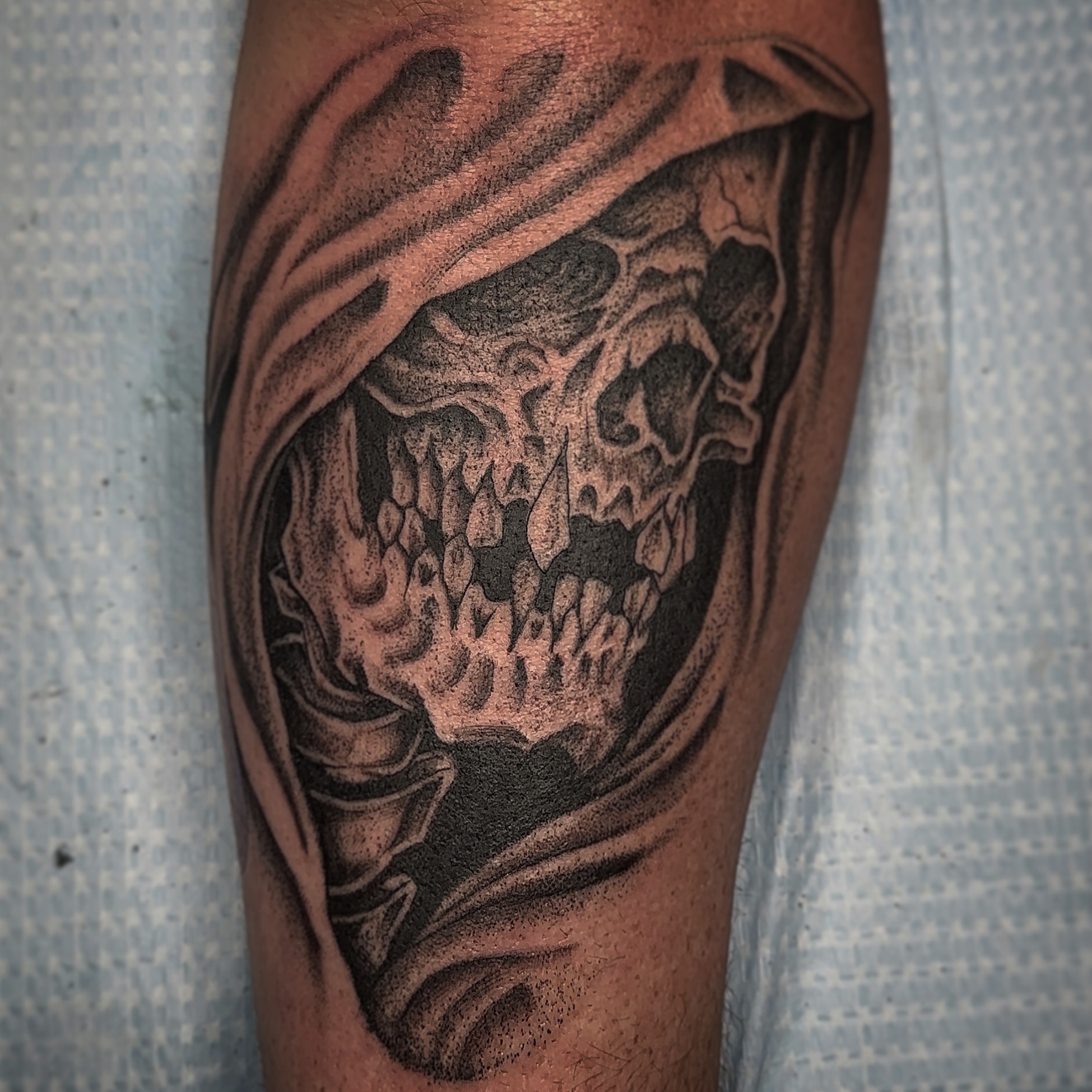 Skull realism tattoo on the forearm by Ramón Silva