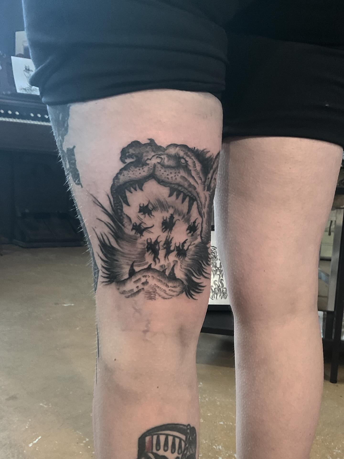 Roaring lion black and grey tattoo on the thigh by ๐ญ๐๐๐๐