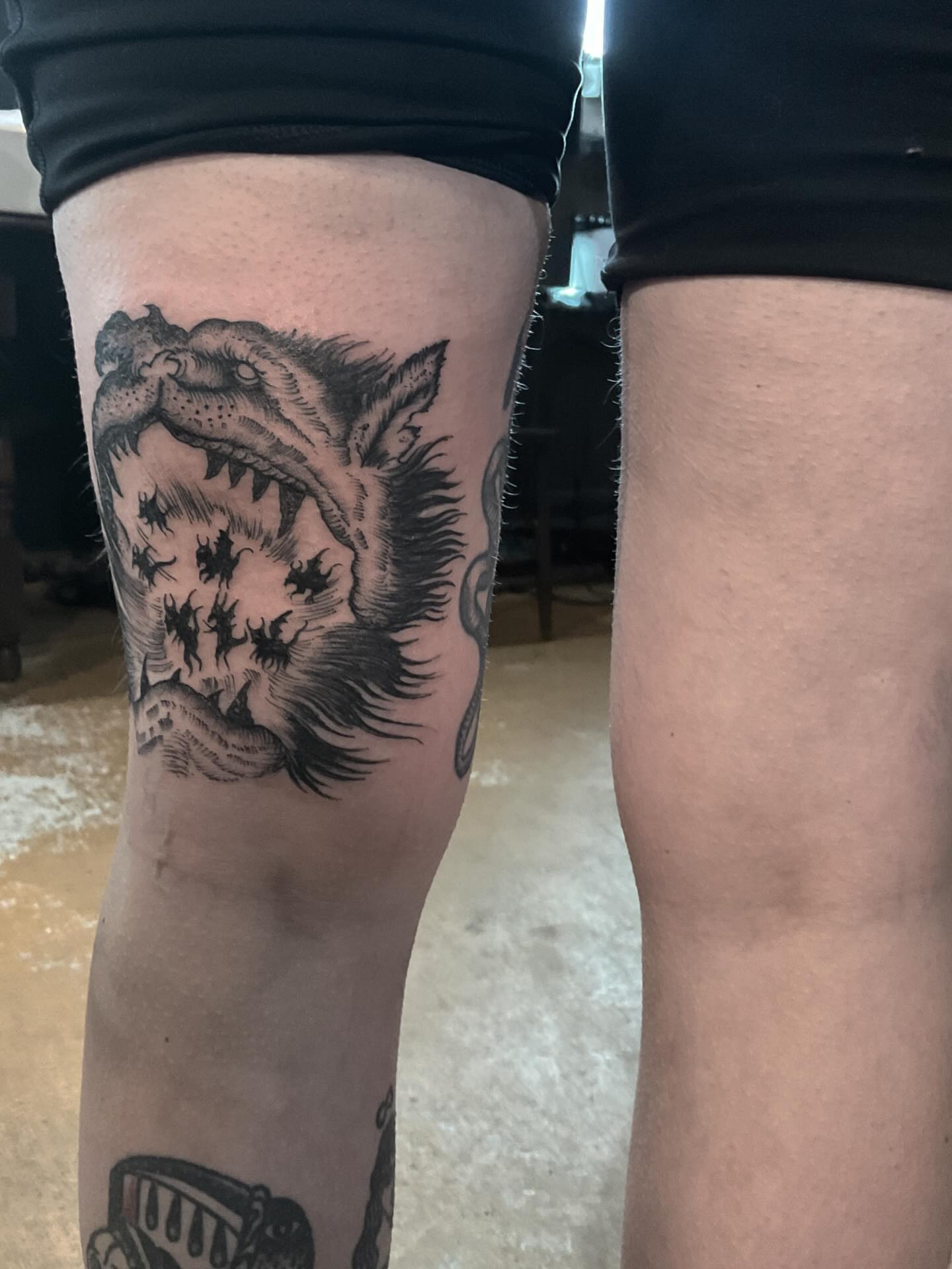 Roaring lion black and grey tattoo on the thigh by ๐ญ๐๐๐๐