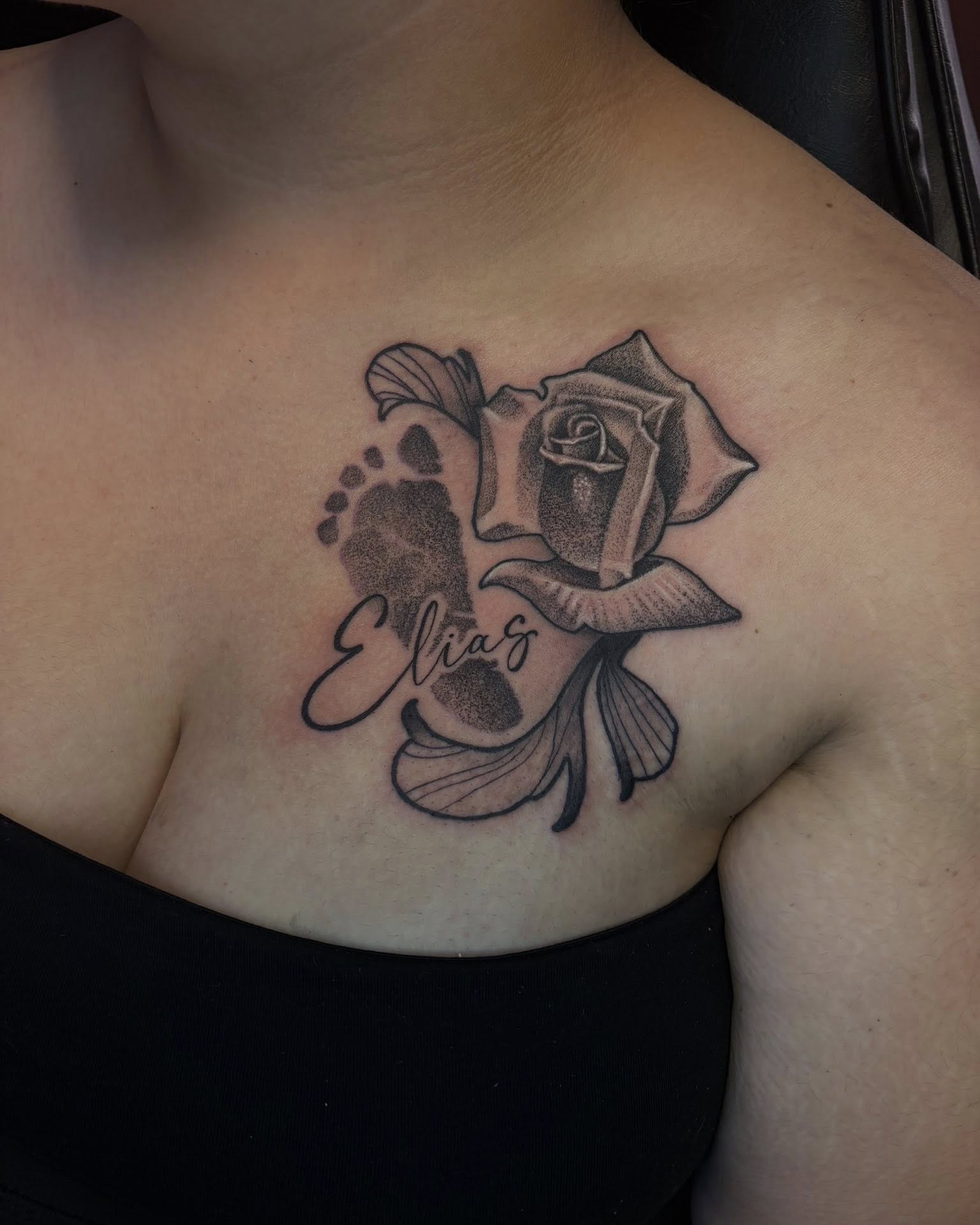 Tattoo by @elgoldoquetatua — dotwork, black_and_grey