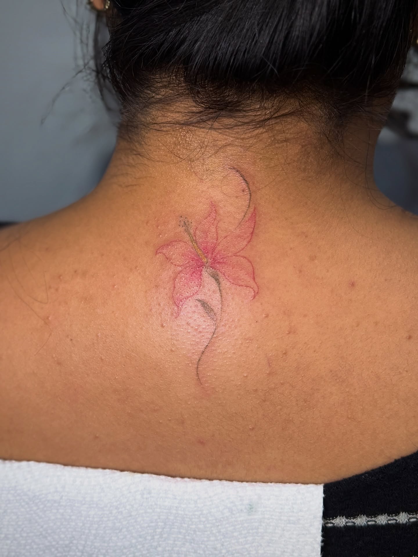 Flower dotwork tattoo on the back by 𝐀𝐝𝐫𝐢𝐞𝐥 𝐓𝐢𝐧𝐤𝐥𝐞𝐧𝐛𝐞𝐫𝐠 ⏾, Denison, Iowa