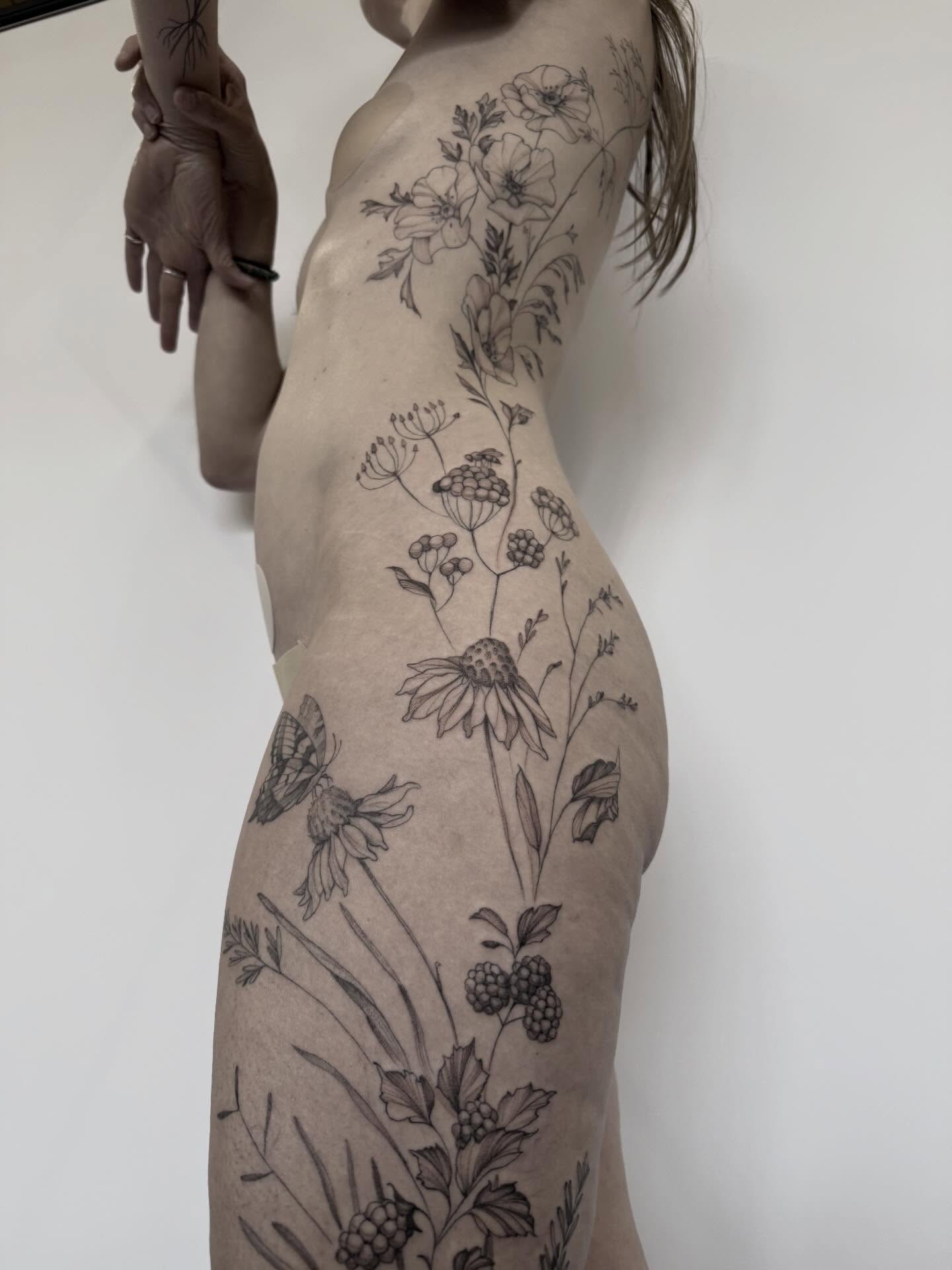 Botanical black and grey tattoo on the thigh by Peter Harren