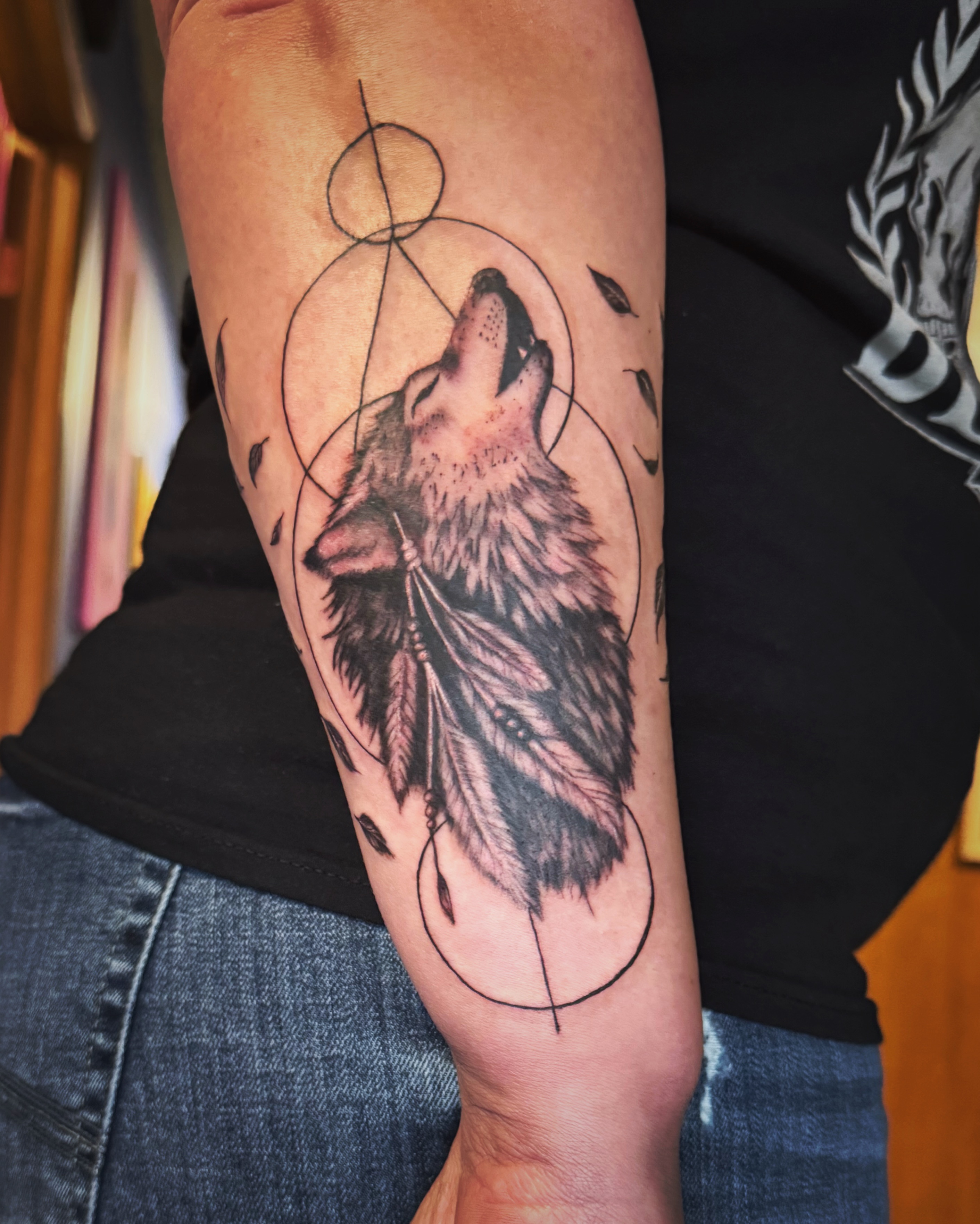 Wolf howling realism tattoo on the forearm by Kate