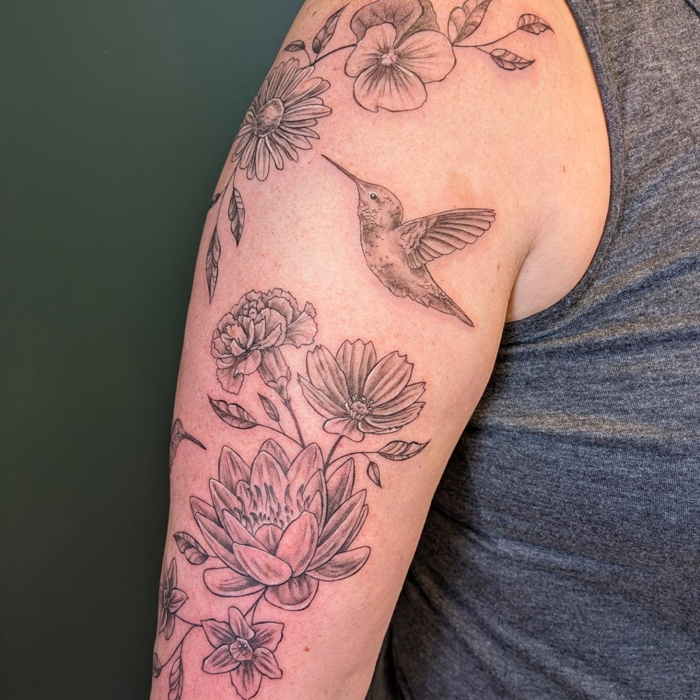 Hummingbird and flowers black and grey tattoo on the upper arm by L U C y, Knoxville, Tennessee