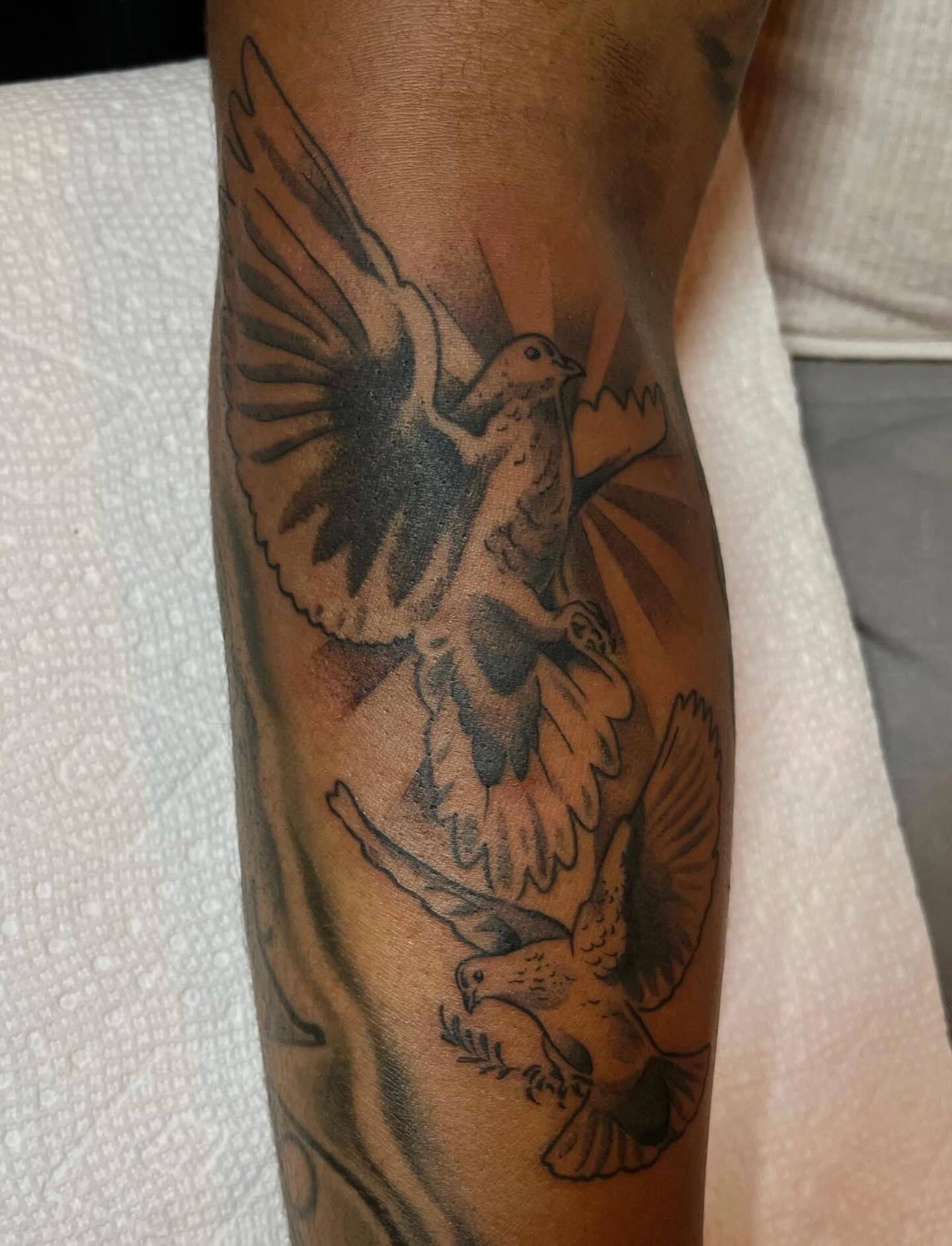 Doves black and grey tattoo on the forearm by ᴴᴬᴺᴺᴬᴴ ᴿᵁᴰᴰᴱᴸᴸ