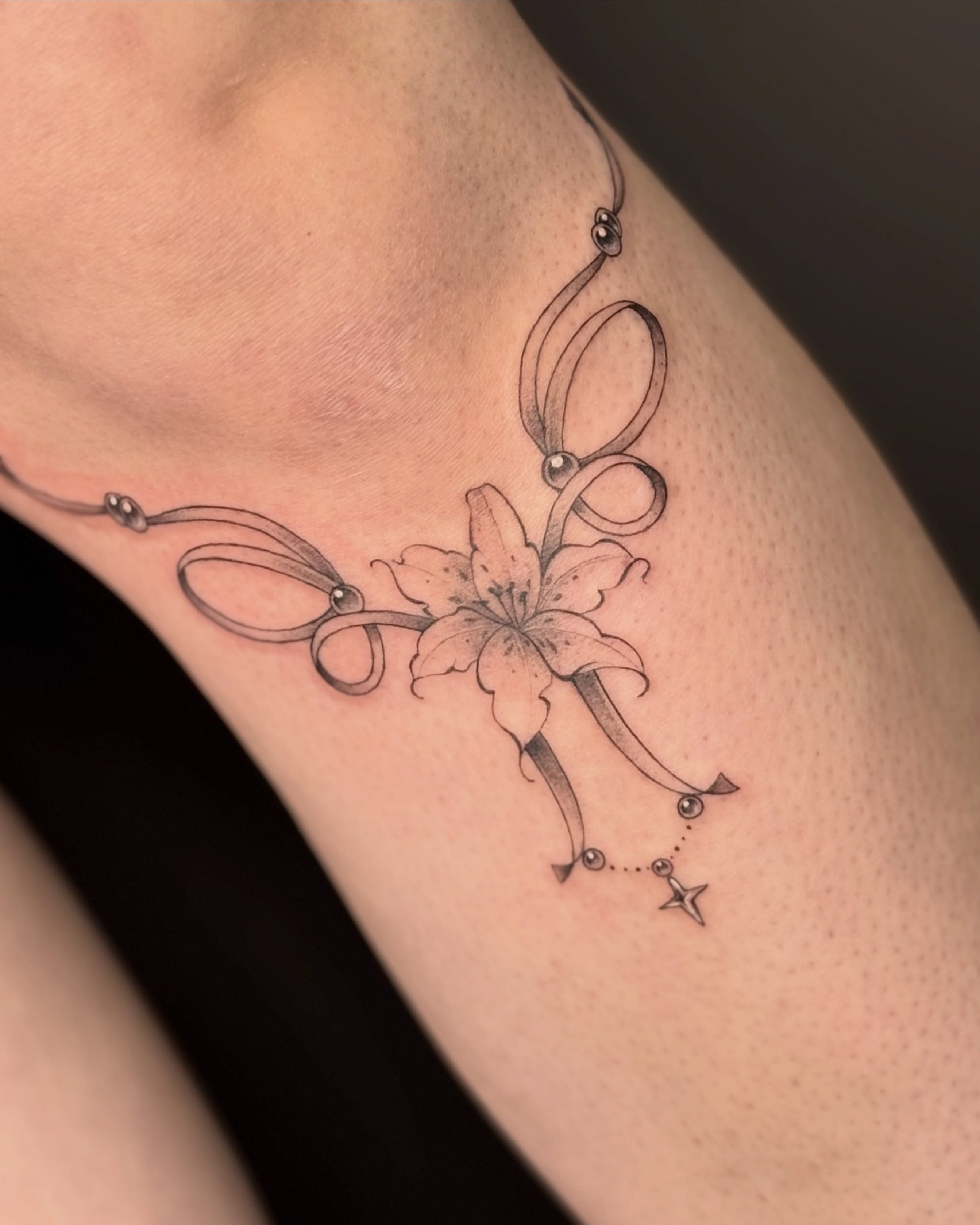 Tattoo by @suzycts — black_and_grey