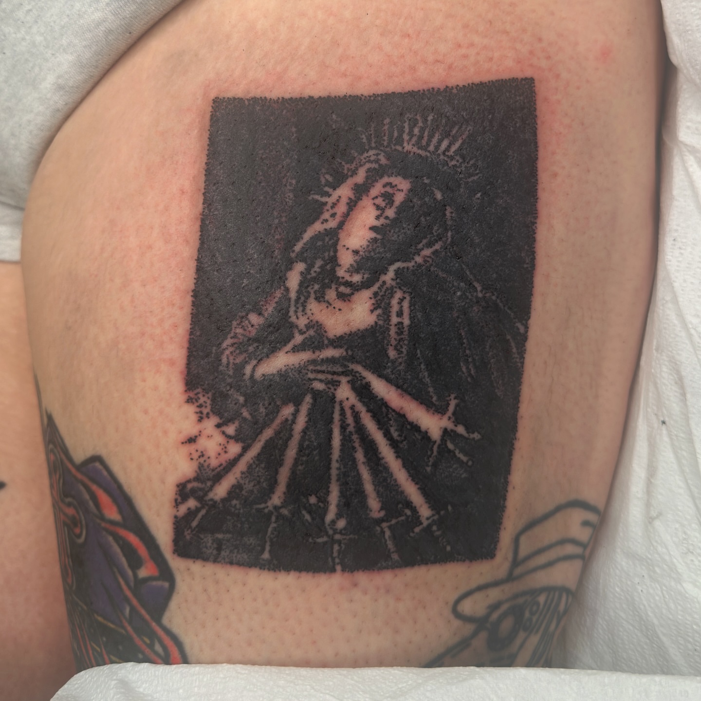 Statue of liberty black and grey tattoo on the thigh by πΈππππππ