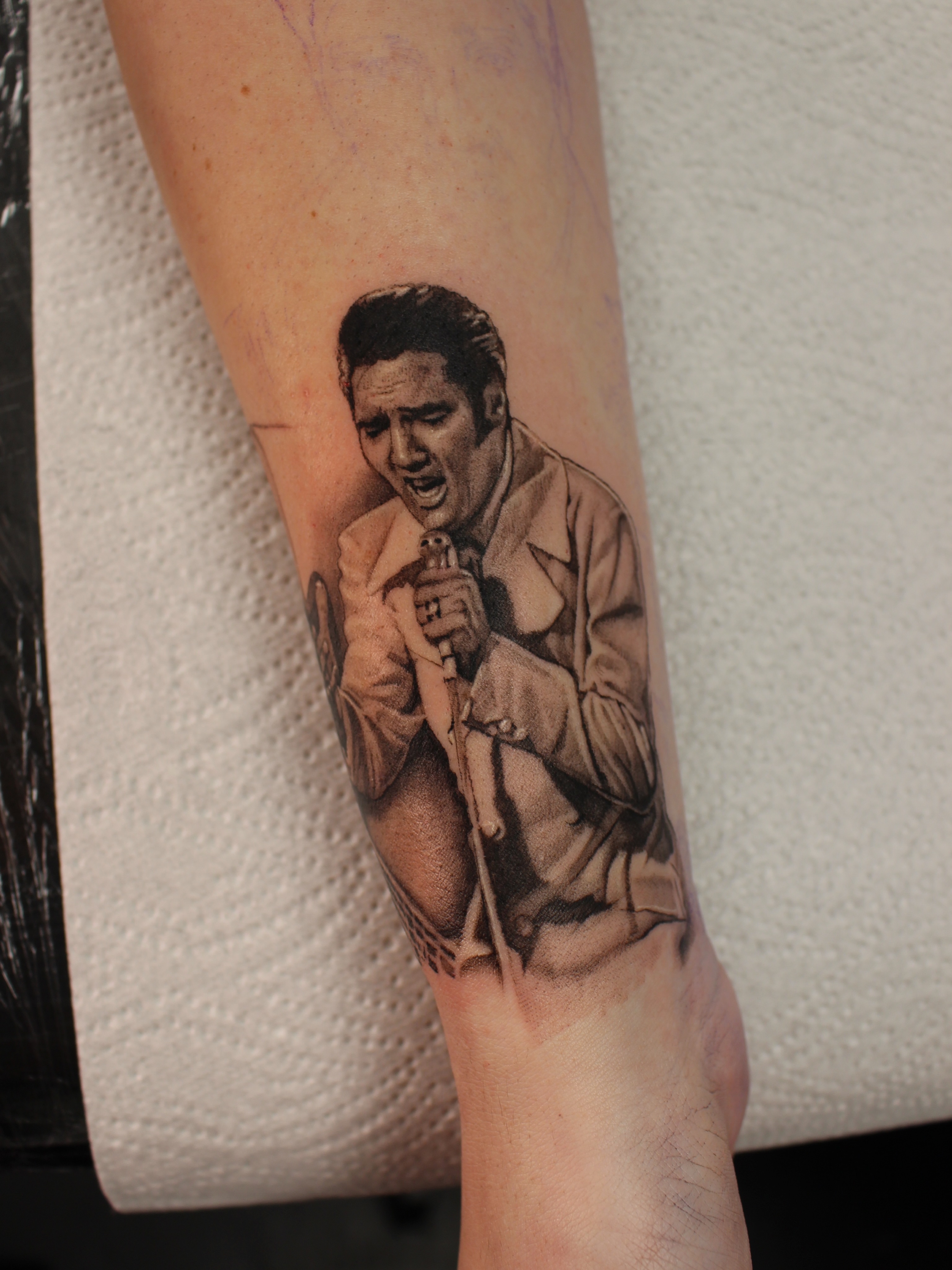 Tattoo by @em.isabella_ink โ realism