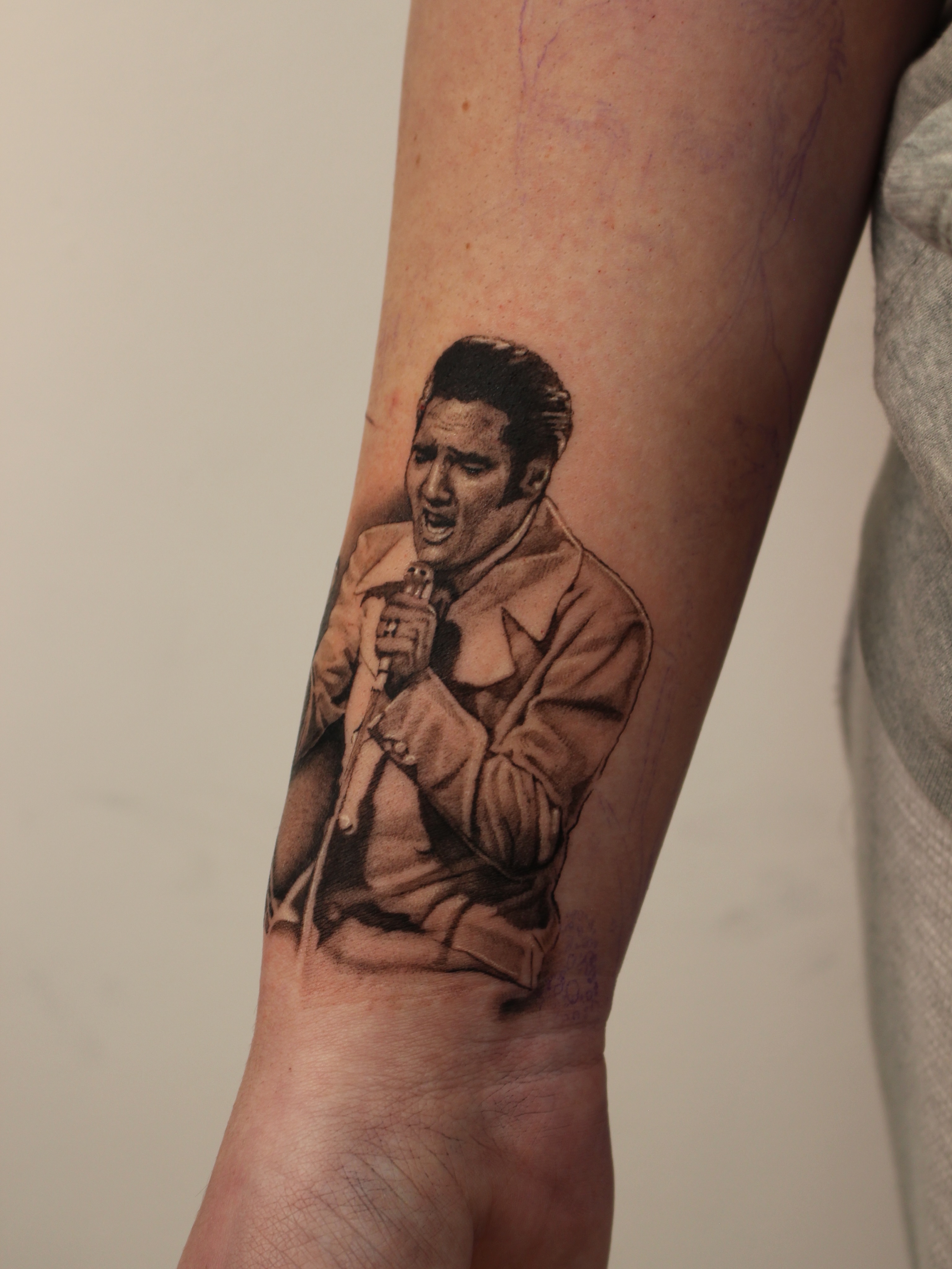 Tattoo by @em.isabella_ink โ realism
