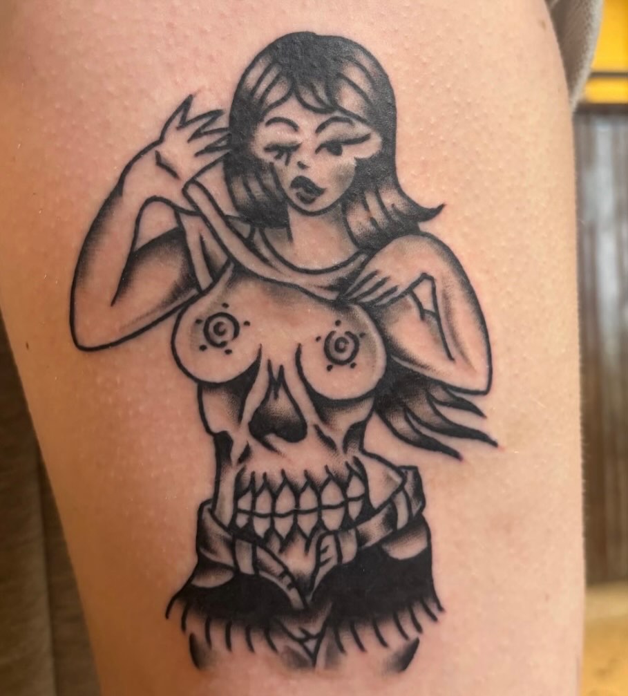 Woman with skull black and grey tattoo on the thigh by ★ eliza rodriguez🇲🇽 ★